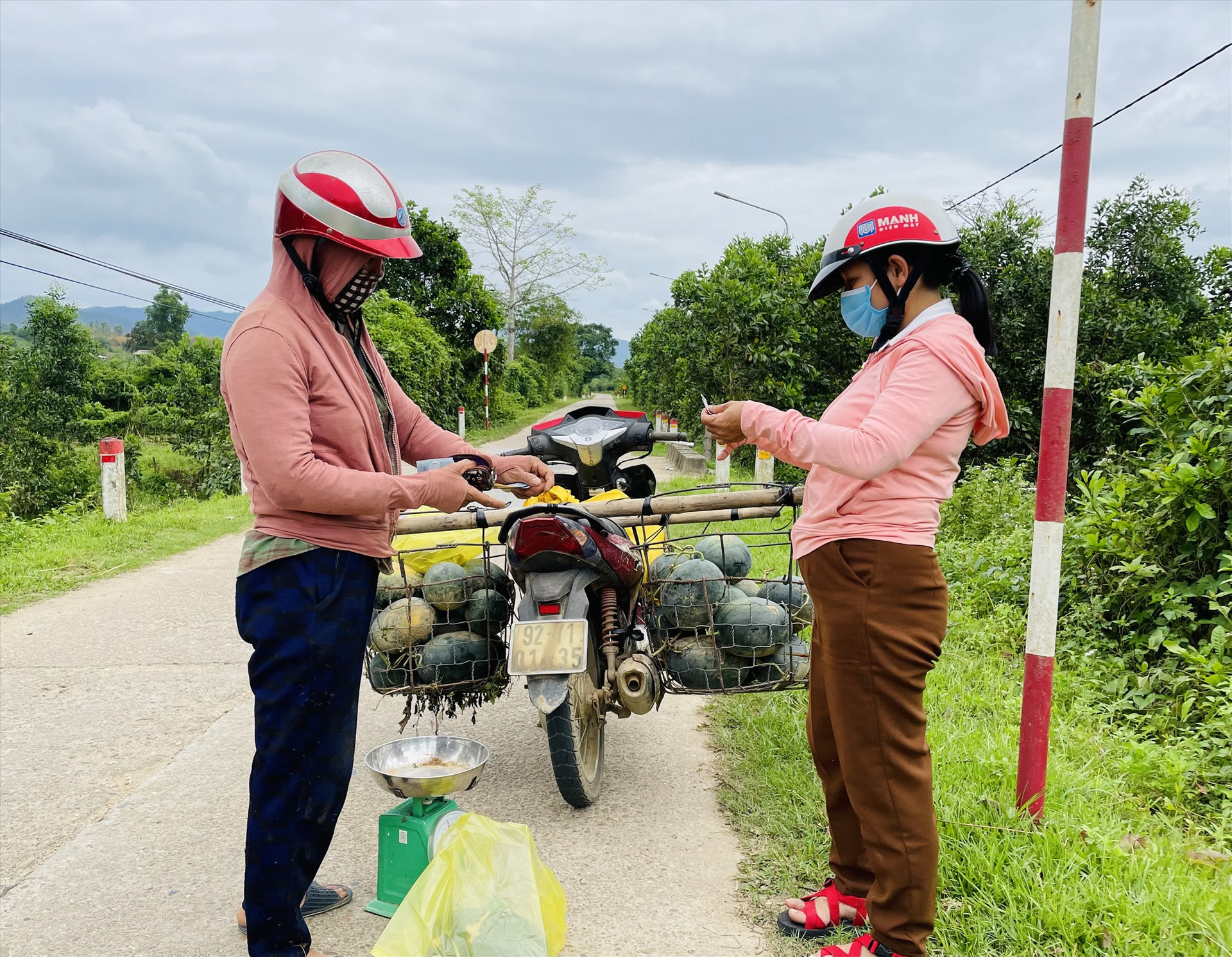 Một số hộ trồng dưa ở xã Quế Lâm (Nông Sơn) chở xe máy bán dạo ở các xã lân cận. Ảnh: TÂM THÔNG