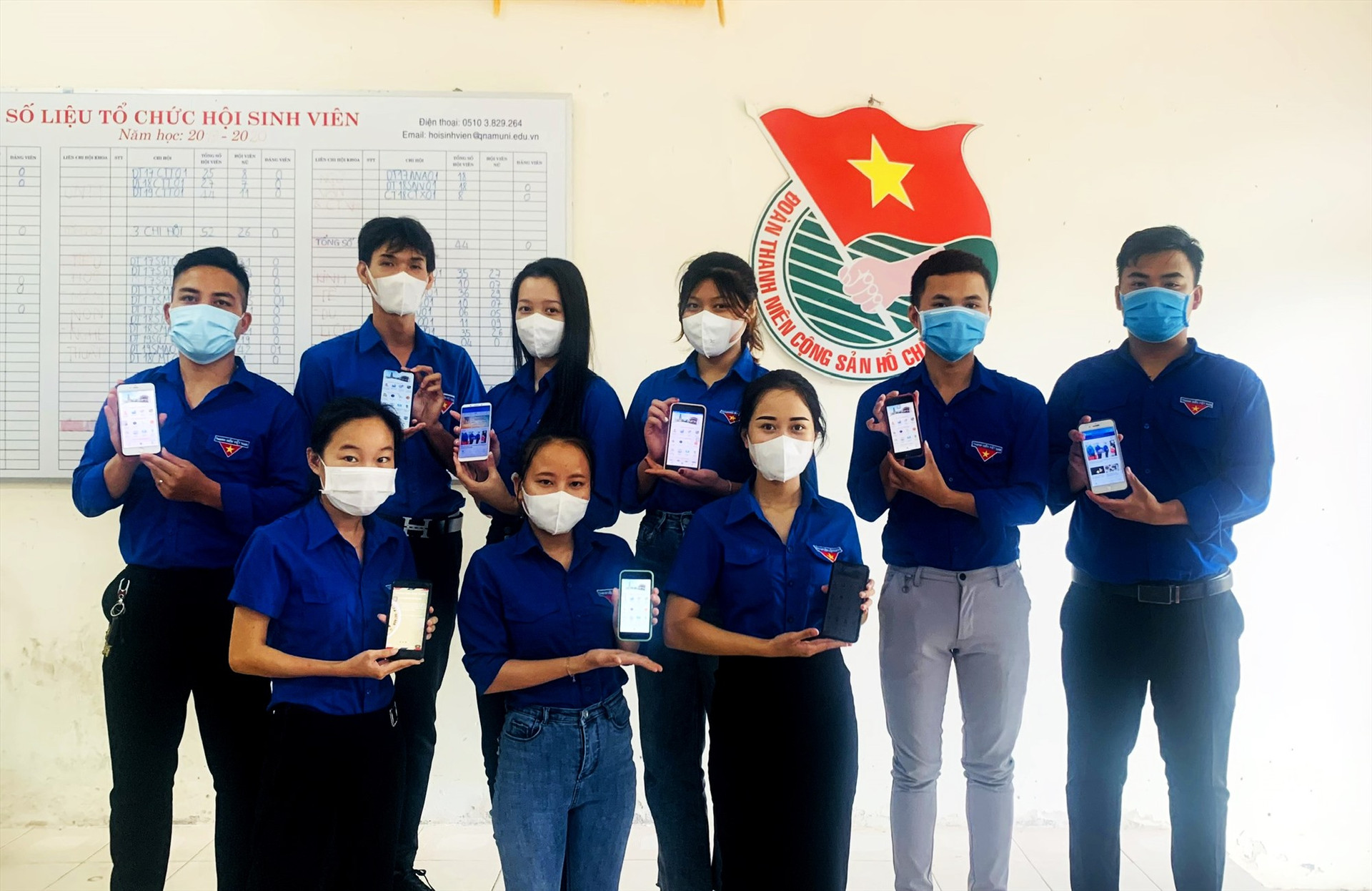 ĐVTN Trường Đại học Quảng Nam tham gia cài đặt ứng dụng Smart Quang Nam. Ảnh: THÁI CƯỜNG
