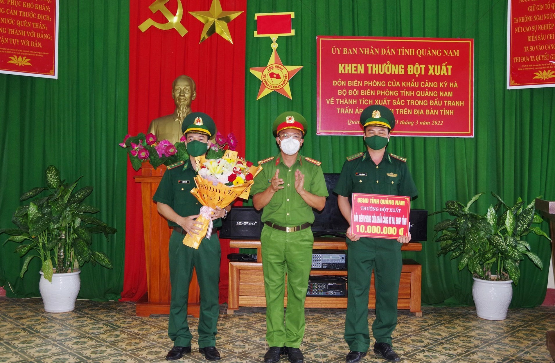 Đại tá Nguyễn Hà Lai – Phó Giám đốc Công an tỉnh trao thưởng cho Đồn Biên phòng Cửa khẩu cảng Kỳ Hà. Ảnh: HUỲNH CHÍN