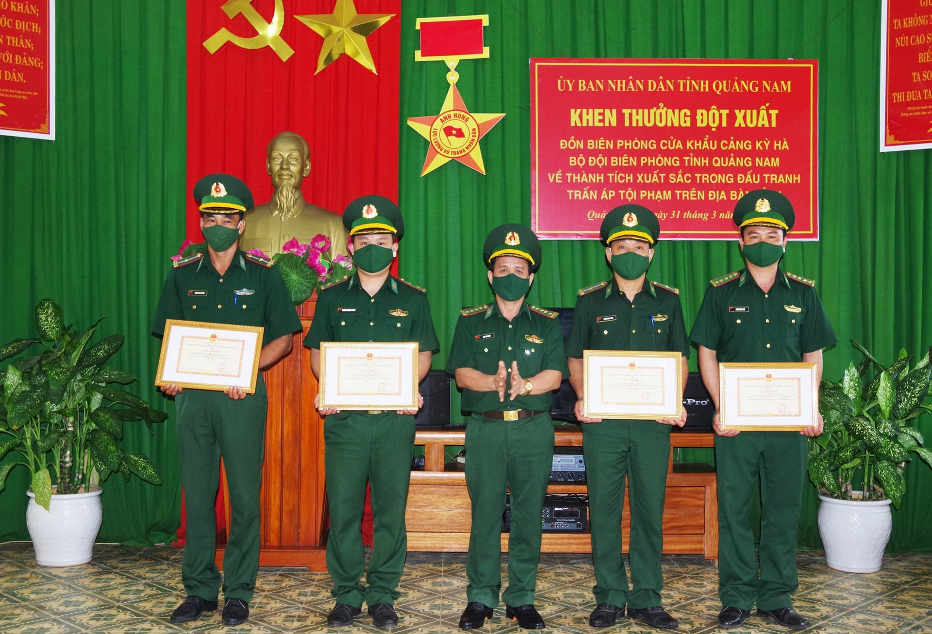 Đại tá Lưu Văn Thiện – Phó Chỉ huy trưởng BĐBP tỉnh trao giấy khen cho tập thể và các cá nhân. Ảnh: HUỲNH CHÍN