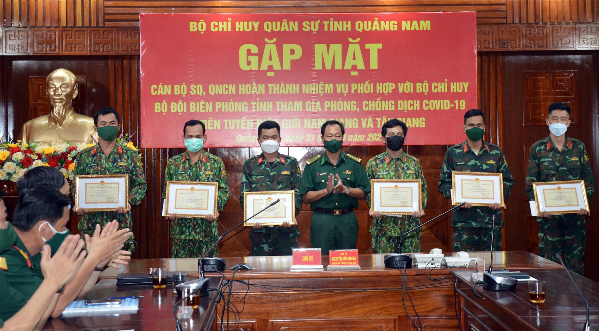 Anh gap mat: Lãnh đạo Bộ chỉ huy BĐBP tỉnh khen thưởng cho 06 cá nhân có thành tích xuất sắc trong công tác phối hợp phòng chống Covid-19 trên tuyến biên giới.