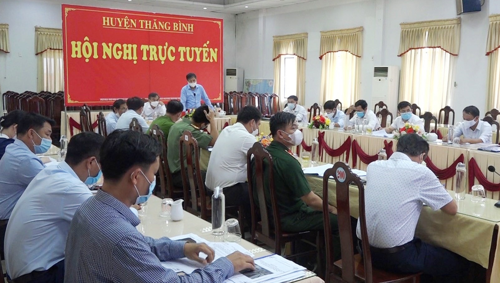 Quang cảnh hội nghị trực tuyến tại điểm cầu trung tâm huyện Thăng Bình. Ảnh: MT