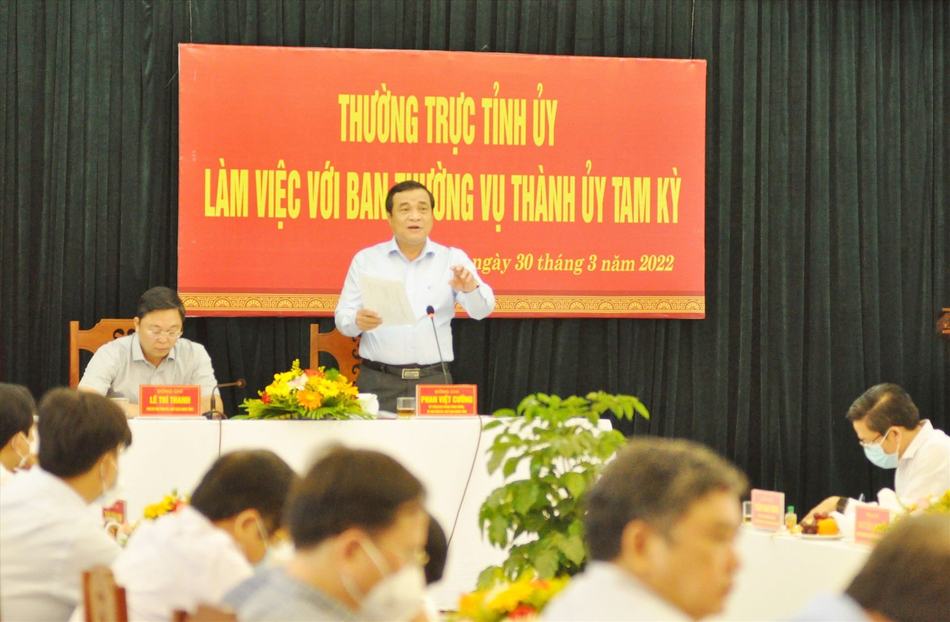 Bí thư Tỉnh ủy Phan Việt Cường phát biểu tại buổi làm việc với Ban Thường vụ Thành ủy Tam Kỳ ngày 30.3. Ảnh: X.P