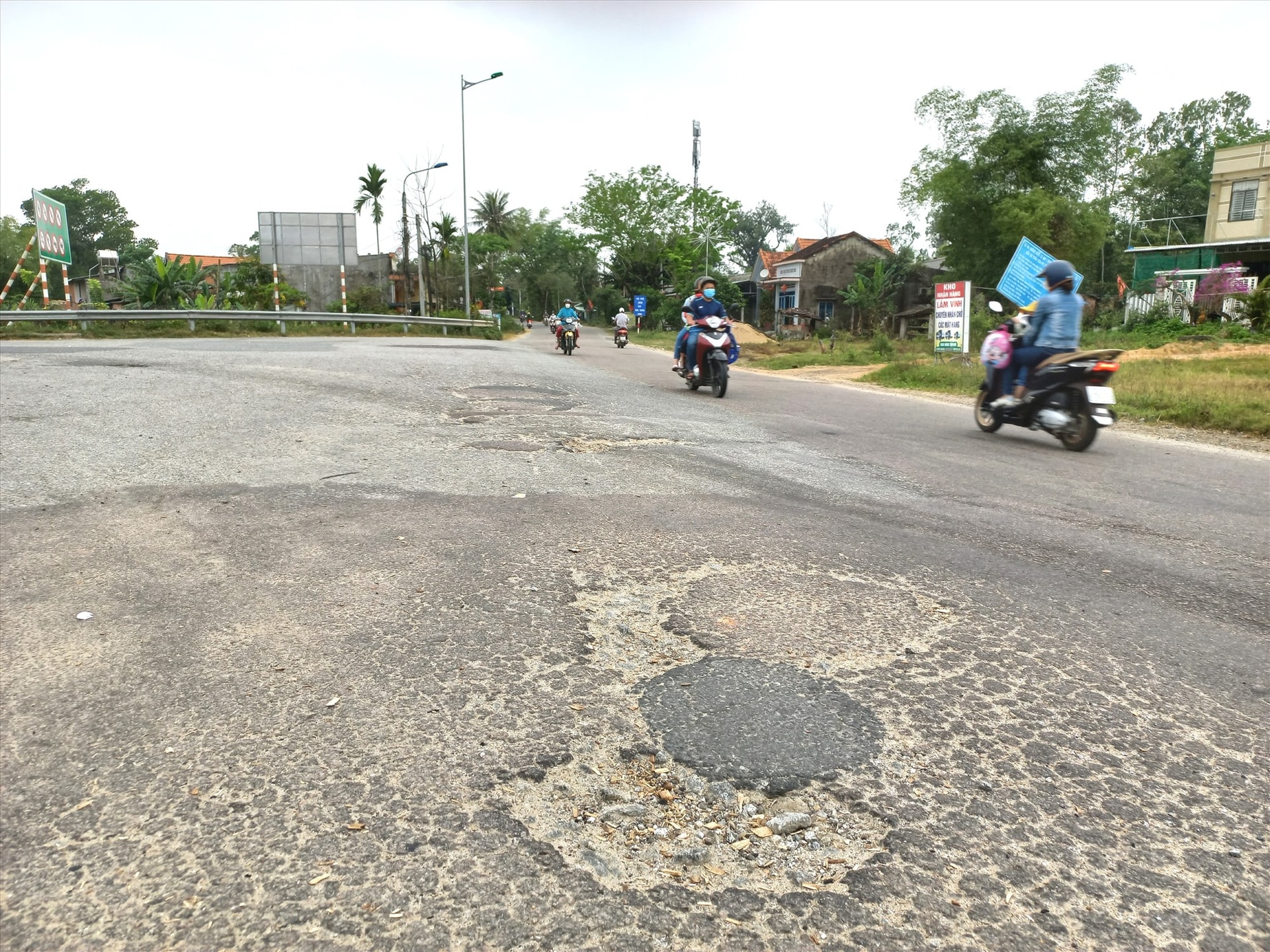 Nút giao quốc lộ 40B với đường vào cao tốc Đà Nẵng - Quảng Ngãi tại xã Tam Thái (Phú Ninh) bị hư hỏng chưa được sửa chữa. Ảnh: K.K