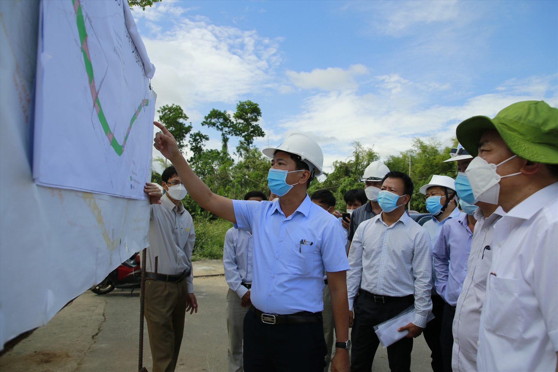 Phó Bí thư Thường trực Tỉnh ủy Lê Văn Dũng kiểm tra hiện trạng dự án nâng cấp, cải tạo đường ĐT608. Ảnh: T.C