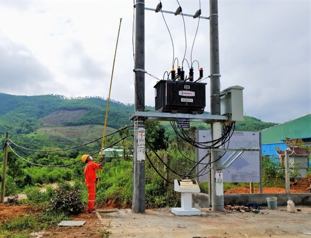 Công nhân Điện lực Hiệp Đức tiến hành đóng điện tại trạm biến áp phục vụ cụm Công Nghiệp Việt An. Ảnh: KIÊN PHAN