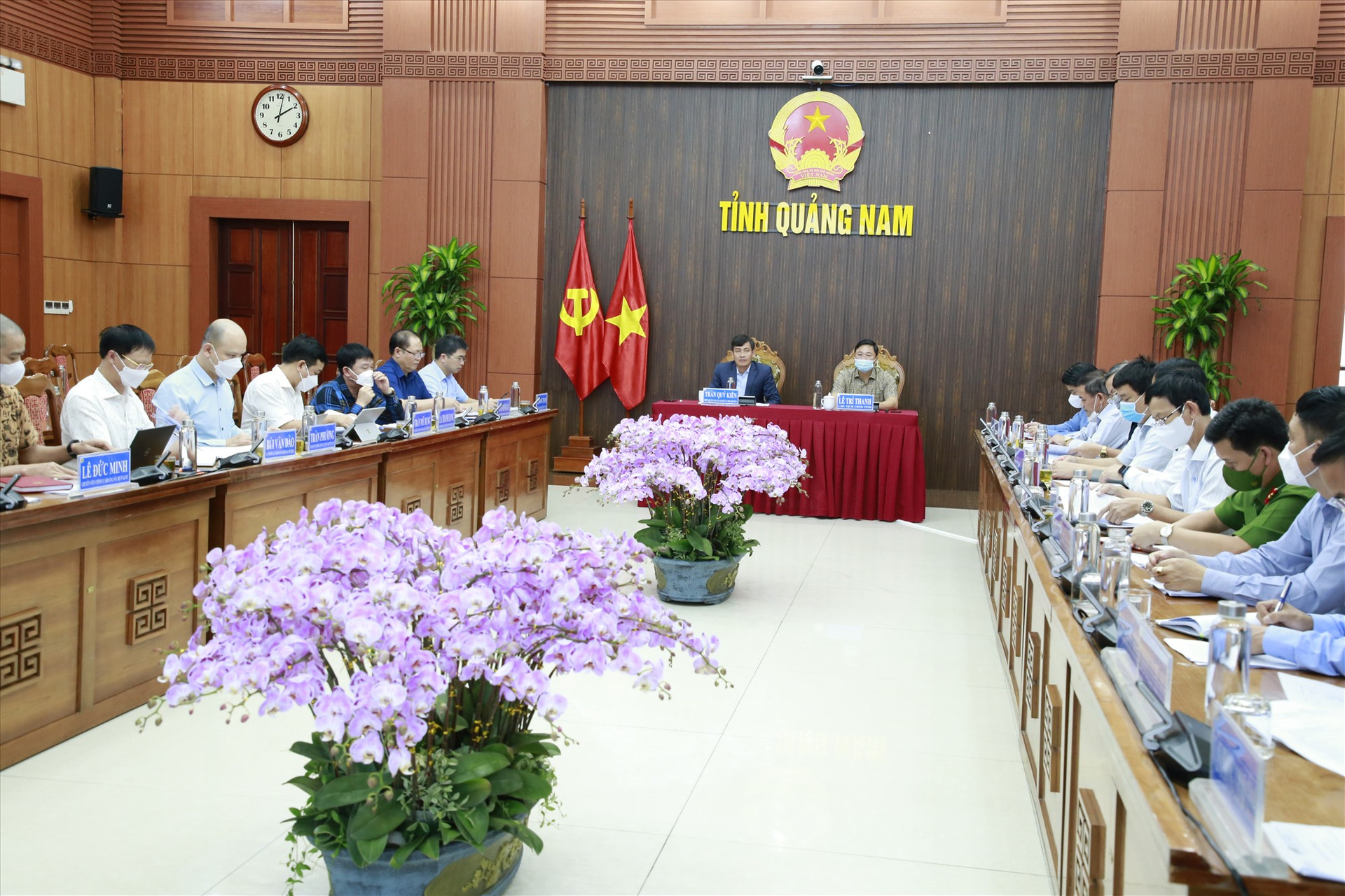 Thứ trưởng Trần Quý Kiên cùng đoàn công tác họp bàn với UBND tỉnh. Ảnh: T.C