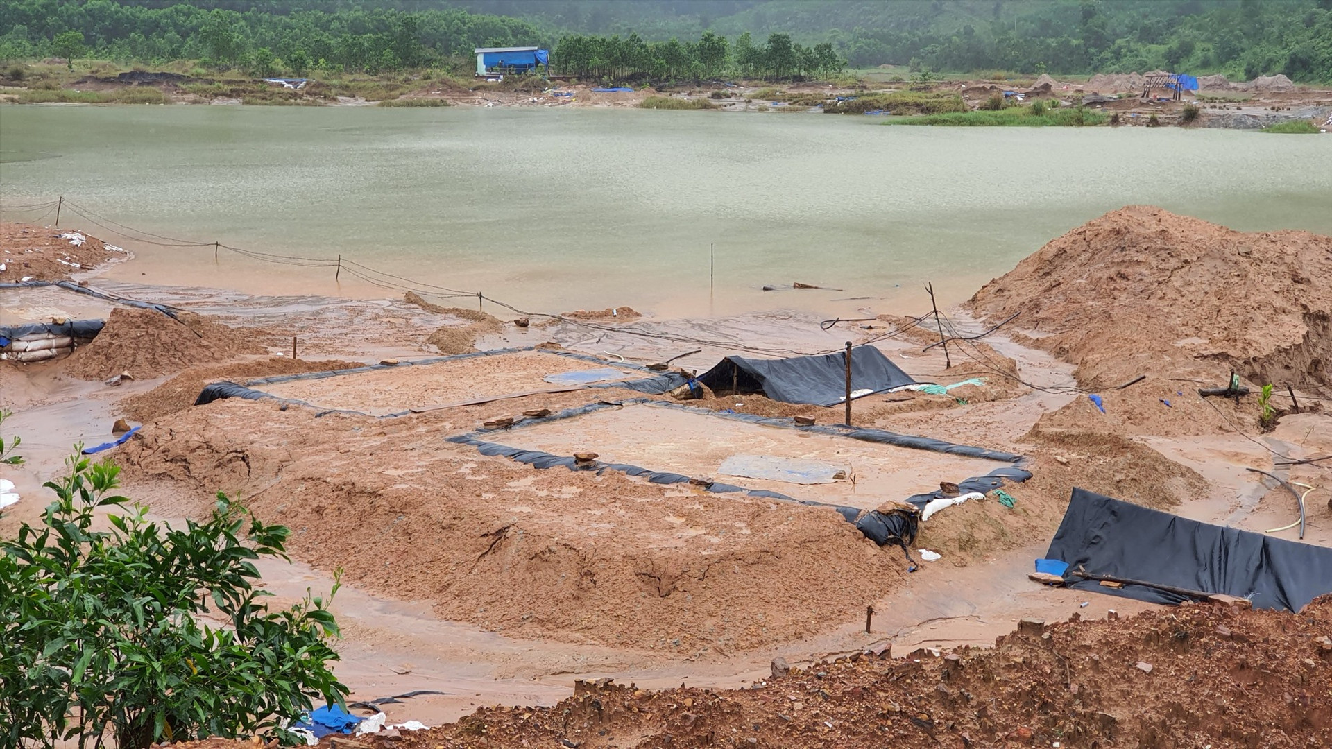 Khu vực bãi thải tại mỏ vàng Bồng Miêu vẫn tái diễn tình trạng khai thác vàng trái phép. Ảnh: T.C