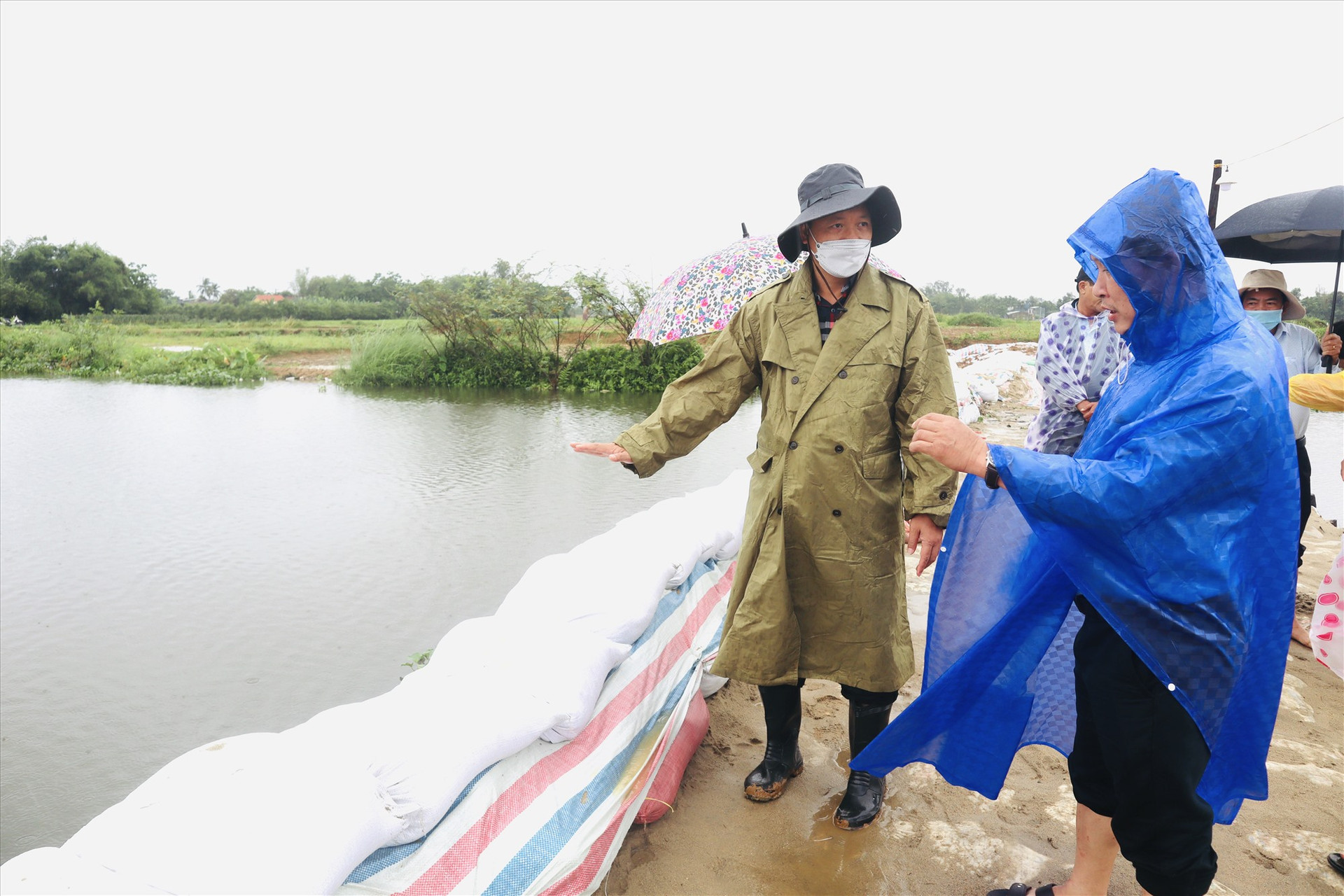 Phó Chủ tịch UBND tỉnh Hồ Quang Bửu đề nghị các đơn vị liên quan tiếp tục ứng trực bảo vệ công trình, chủ động xử lý tuỳ theo diễn biến thực tế của thời tiết. Ảnh: Q.T