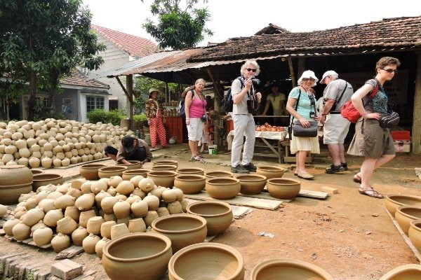 Thanh Ha pottery village was extremely prosperous under the Nguyen Dynasty. Its products used to be called national products. Thanh Ha pottery village, along with other craft villages such as Kim Bong carpentry, Cam Kim mats, and Tra Que vegetables, makes a belt surrounding the Hoi An ancient town- a world Cultural Heritage recognised by UNESCO.