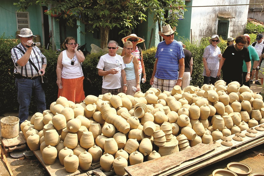 It takes visitors about 2 hours to have an interesting experience at Thanh Ha pottery village. The village opens for visitors from 8 a.m. to 5:30 p.m.