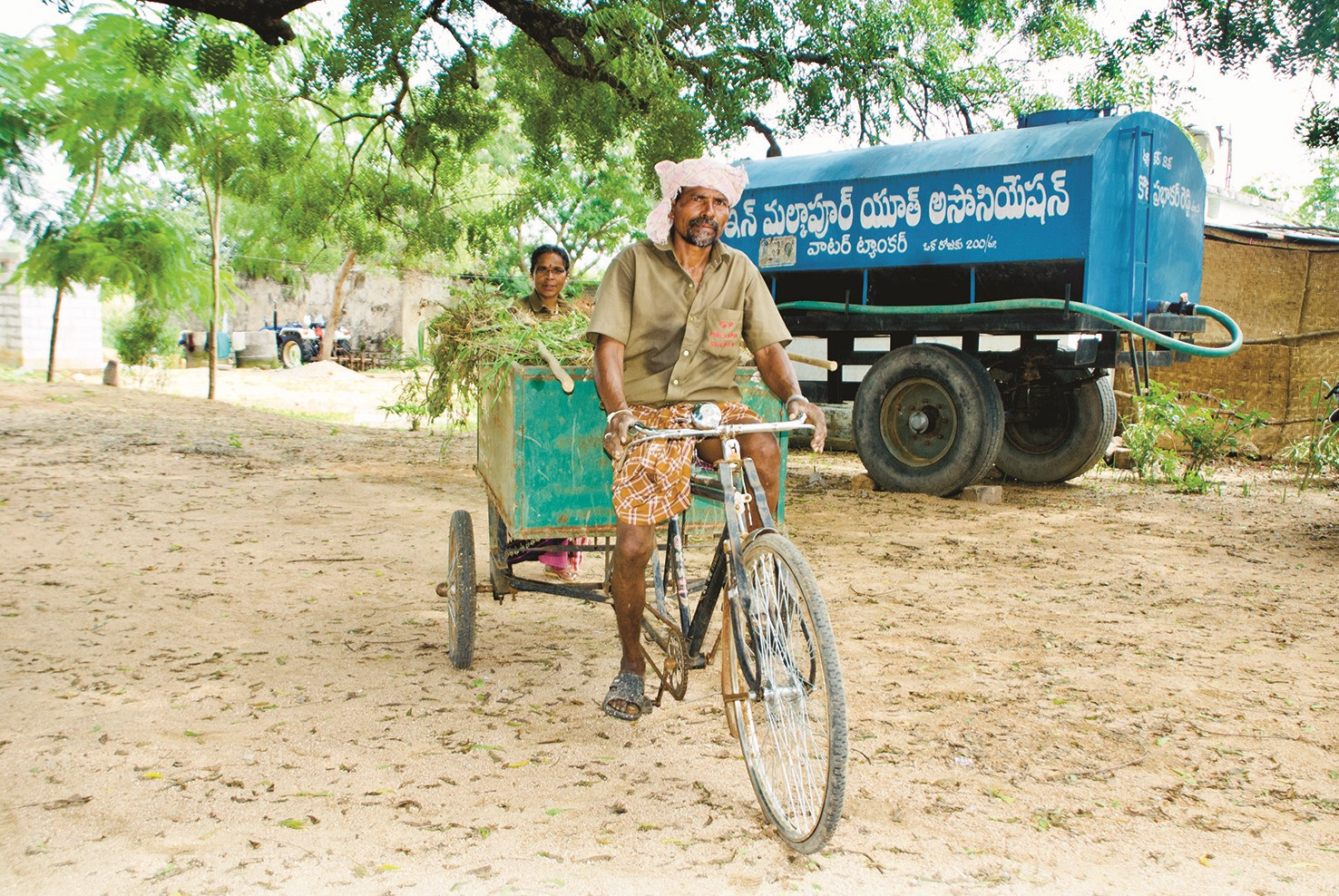 Nông dân Hyderabad thu gom cỏ, rác để giữ vệ sinh môi trường.