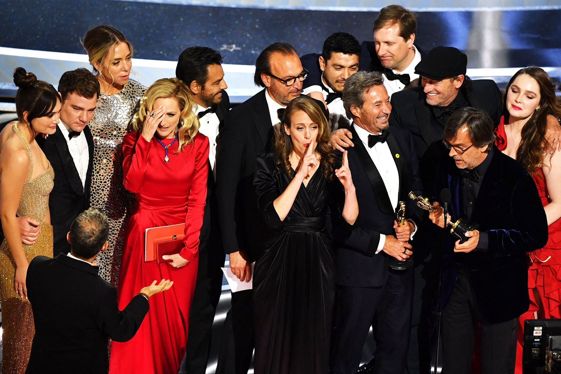 Đoàn phim “Giai điệu con tim” (CODA) trên sân khấu nhận giải Oscar Phim hay nhất 2022. Ảnh: AFP