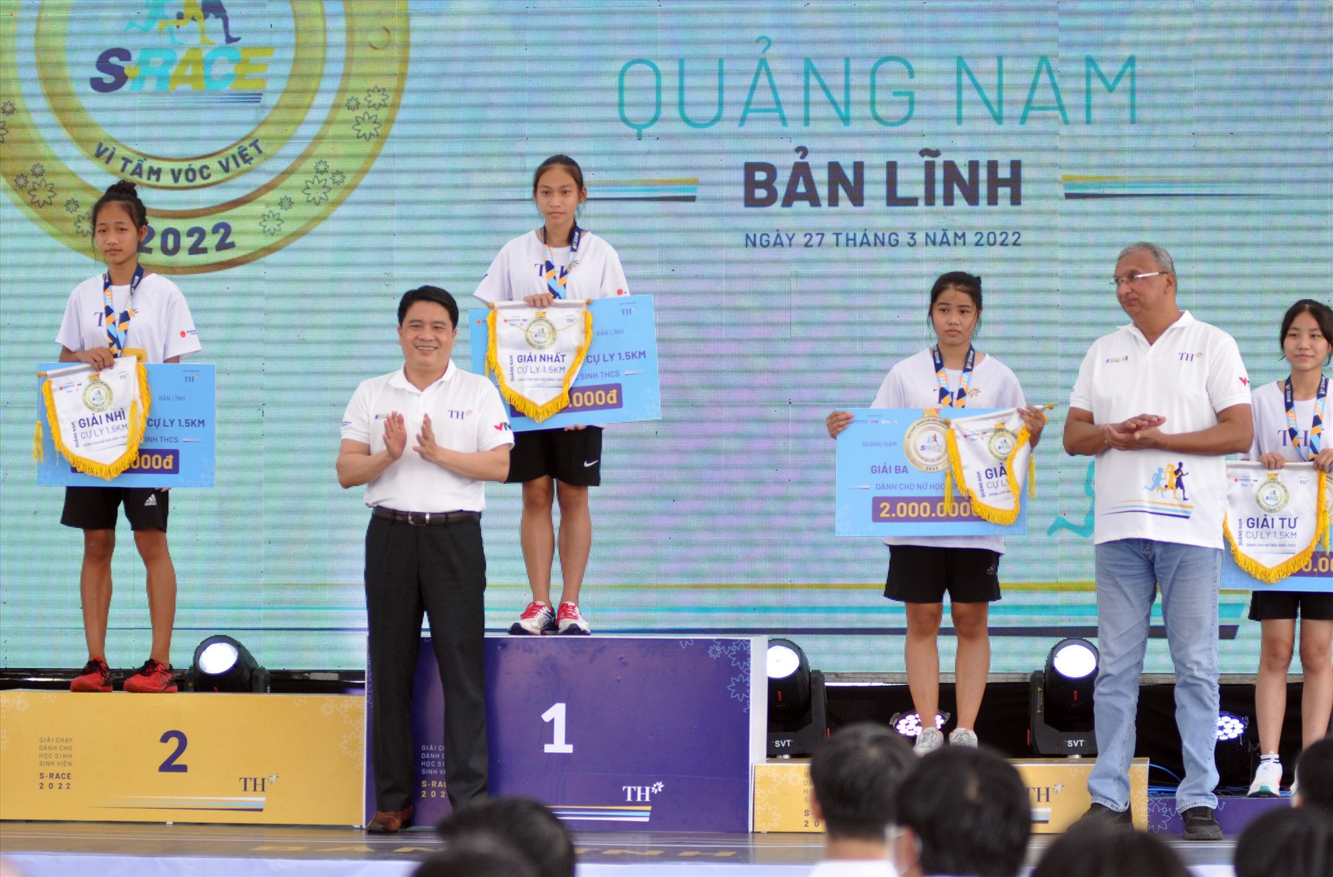 Phó Chủ tịch UBND tỉnh Trần Văn Tân trao thưởng cho các học sinh, sinh viên đoạt giải tại S-Race Quảng Nam 2022. Ảnh: A.S