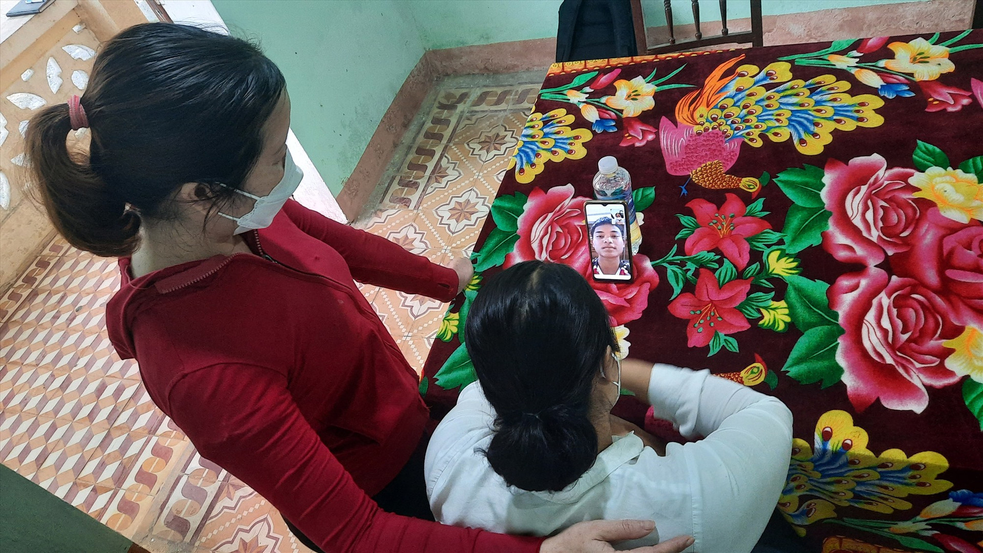 Hồ Văn Thận (người trên màn hình điện thoại) – đang học ngoại ngữ ở Hà Nội để sang Đức du học nói chuyện với các cô giáo từng nuôi nấng mình.