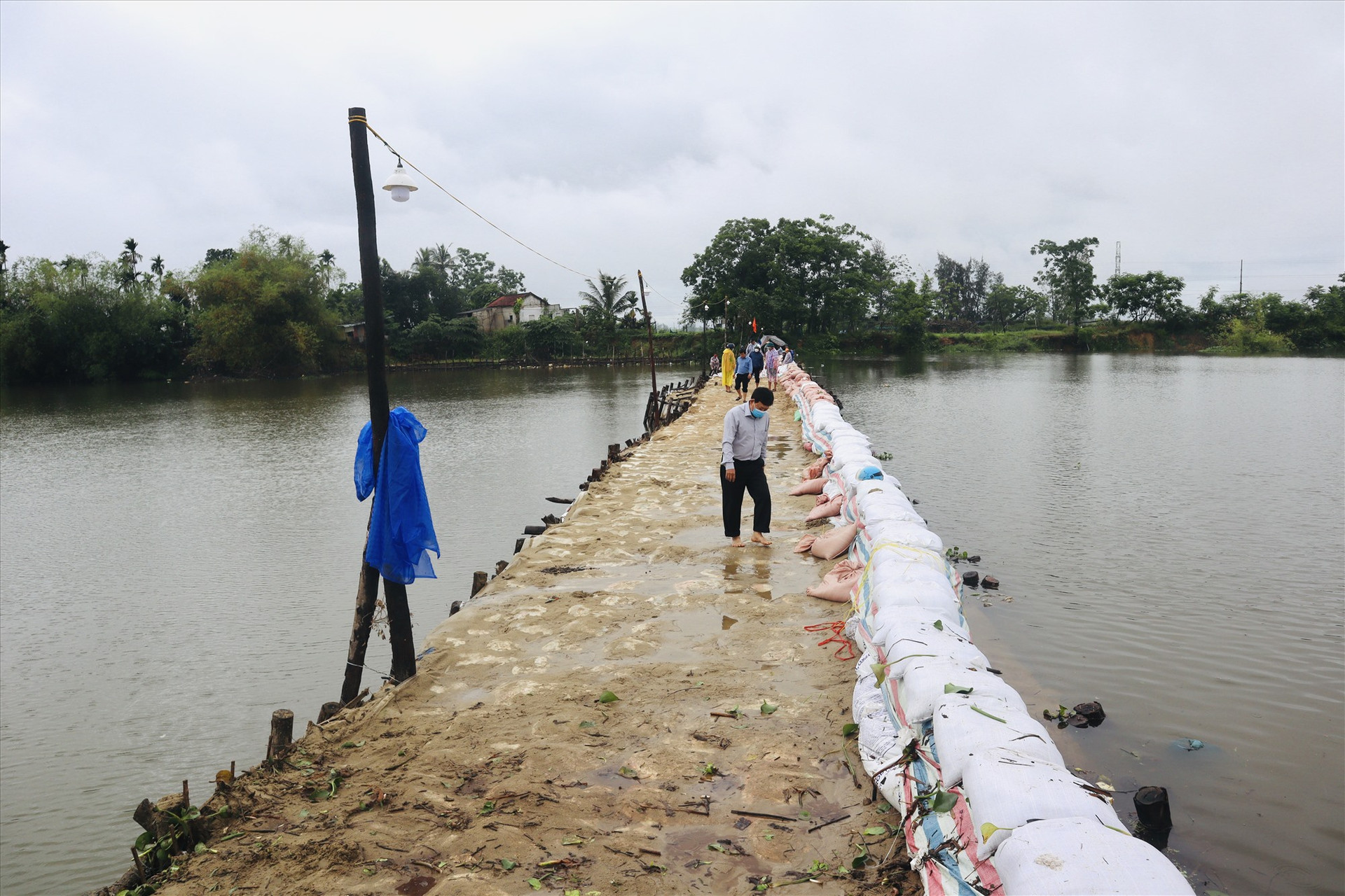 Đập tạm ngăn mặn trên sông Vĩnh Điện đã bị vỡ vào đêm 1.4 đù trước đó đã được gia cố. Ảnh: Q.T
