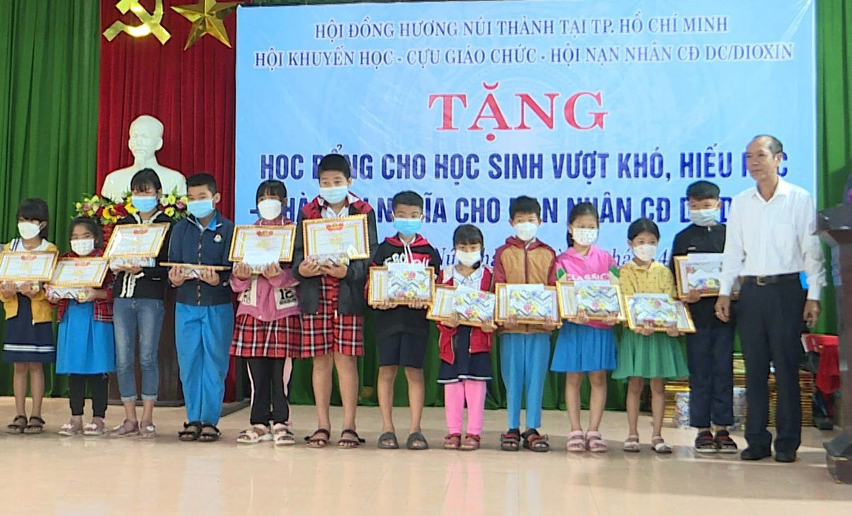 Tặng học bổng cho học sinh Núi Thành. Ảnh: VĂN PHIN