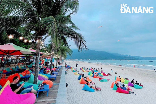 Dịch vụ du lịch biển Đà Nẵng ngày càng phong phú. Ảnh: T.Y