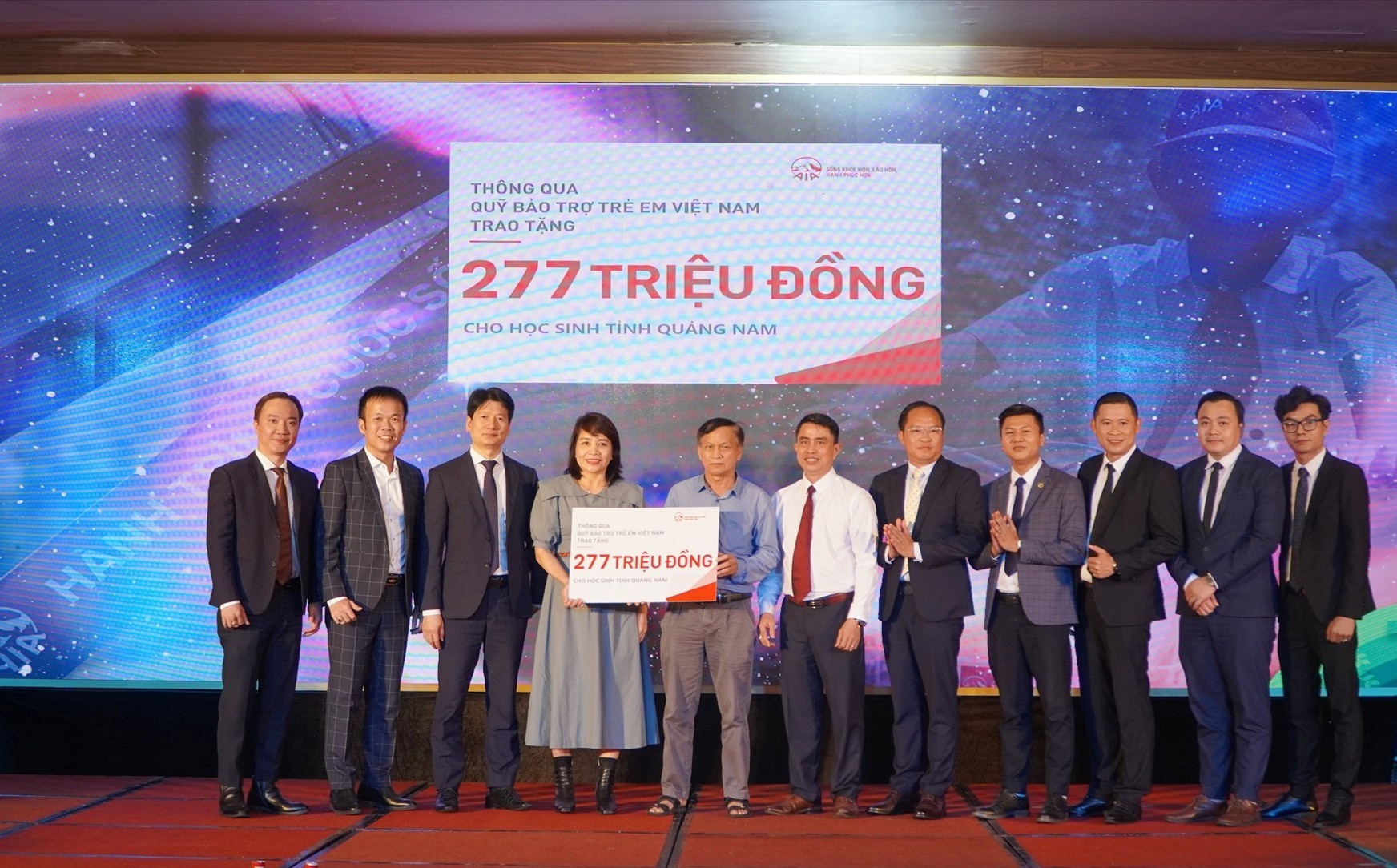 AIA Quảng Nam trao hỗ trợ chương trình Hành trình cuộc sống năm 2022. Ảnh: D.L