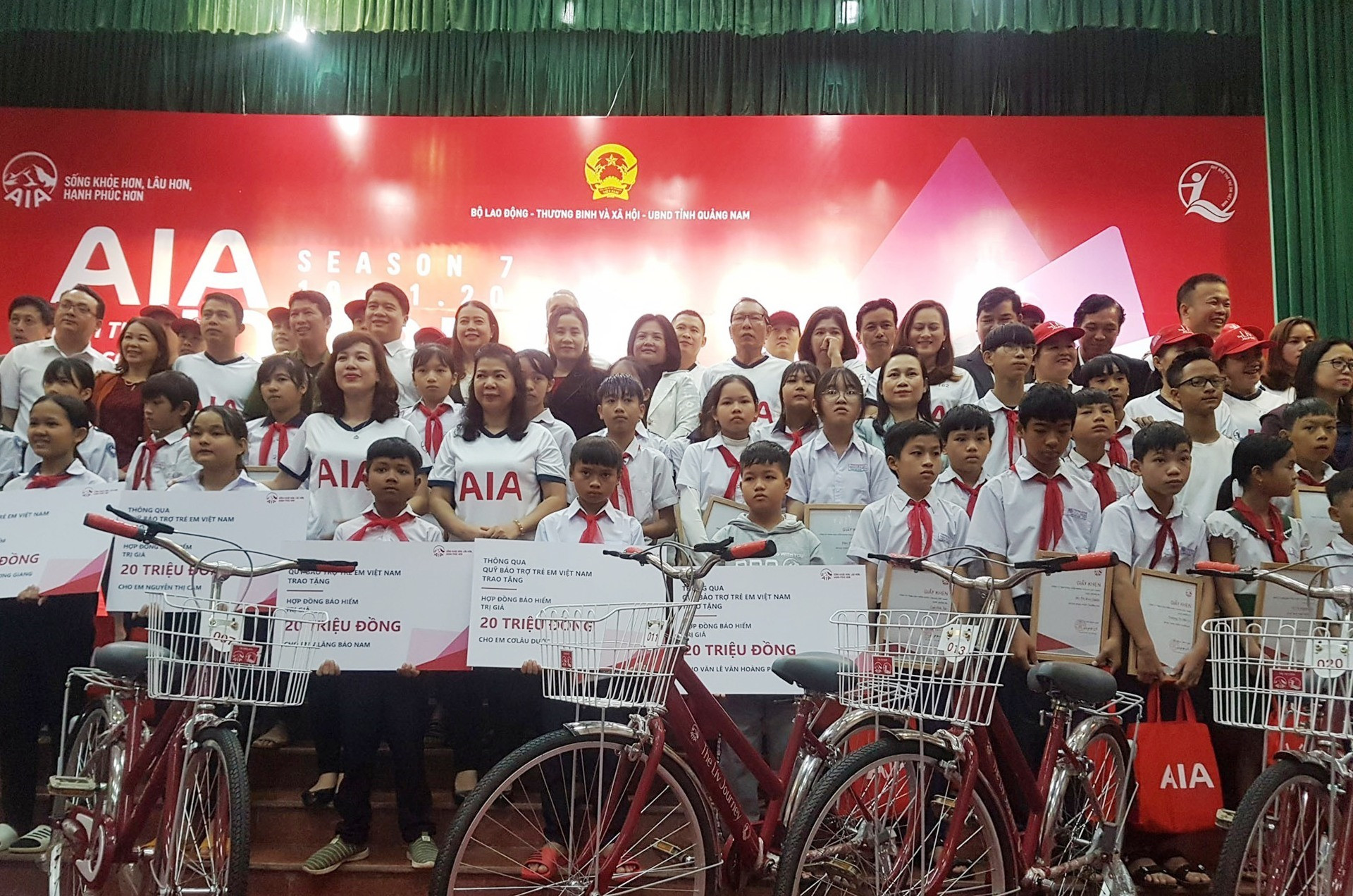 Hàng nghìn chiếc xe đạp đã được AIA trao cho học sinh khó khăn của Quảng Nam. Ảnh: D.L