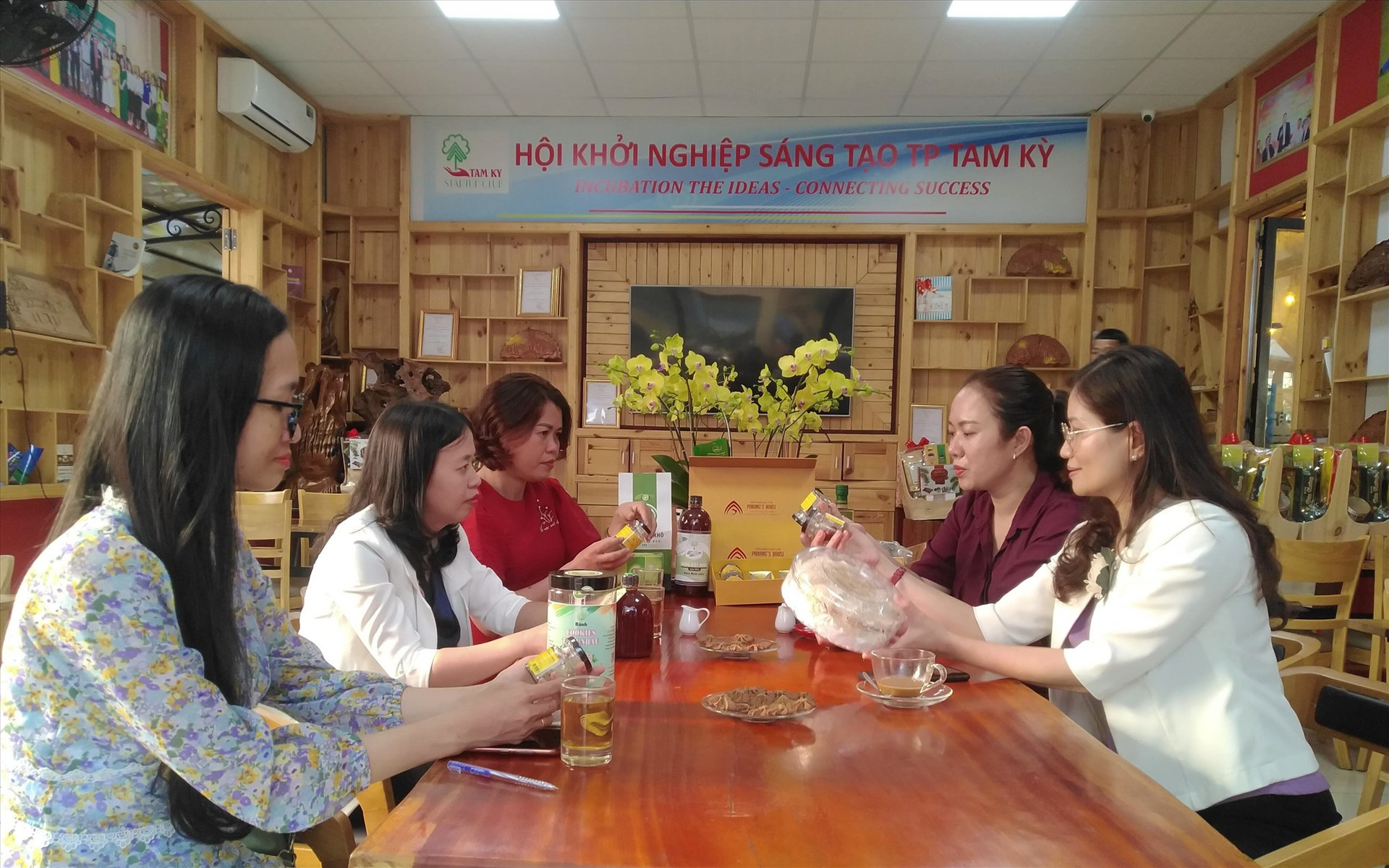 Các thành viên CLB phụ nữ khởi nghiệp Tam Kỳ chia sẻ về sản phẩm của mình. Ảnh: M.L