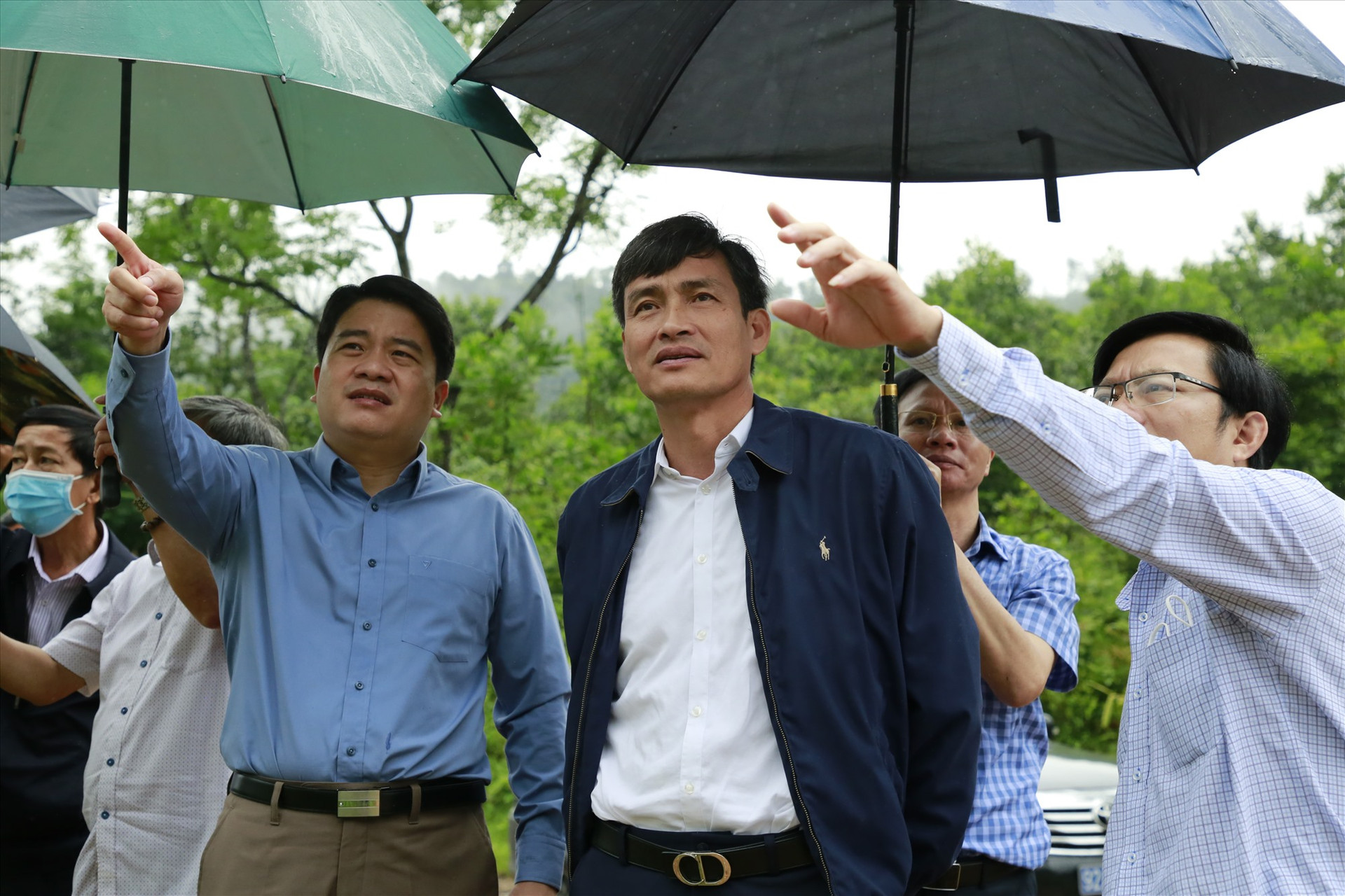 Thứ trưởng Trần Quý Kiên (giữa) kiểm tra thực tế khu vực thác Trắng, Hầm Hô ở Bồng Miêu, nơi đang tồn tại dai dẳng việc khai thác vàng trái phép. Ảnh: T.C