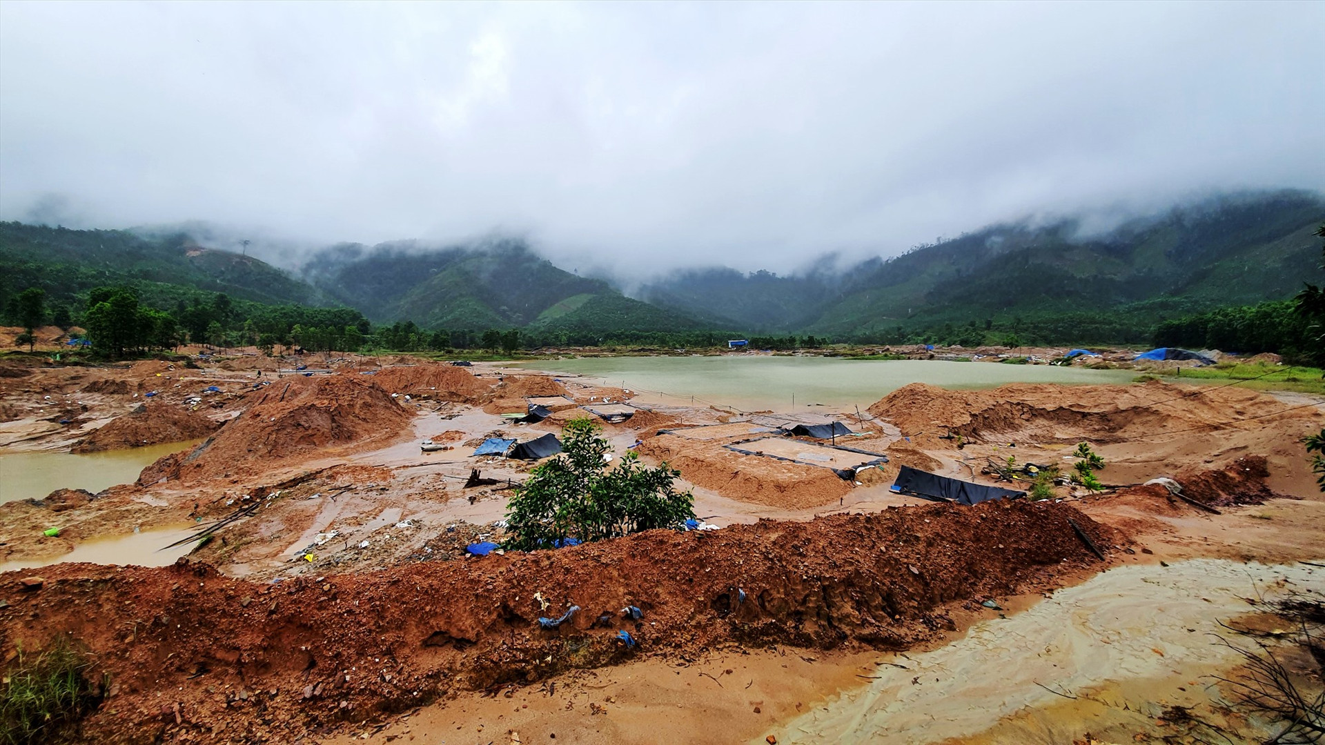 Khu vực bãi thải của mỏ vàng Bồng Miêu vẫn tái diễn tình trạng khai thác vàng trái phép dù cơ quan chức năng liên tục truy quét, đẩy đuổi. Ảnh: T.C