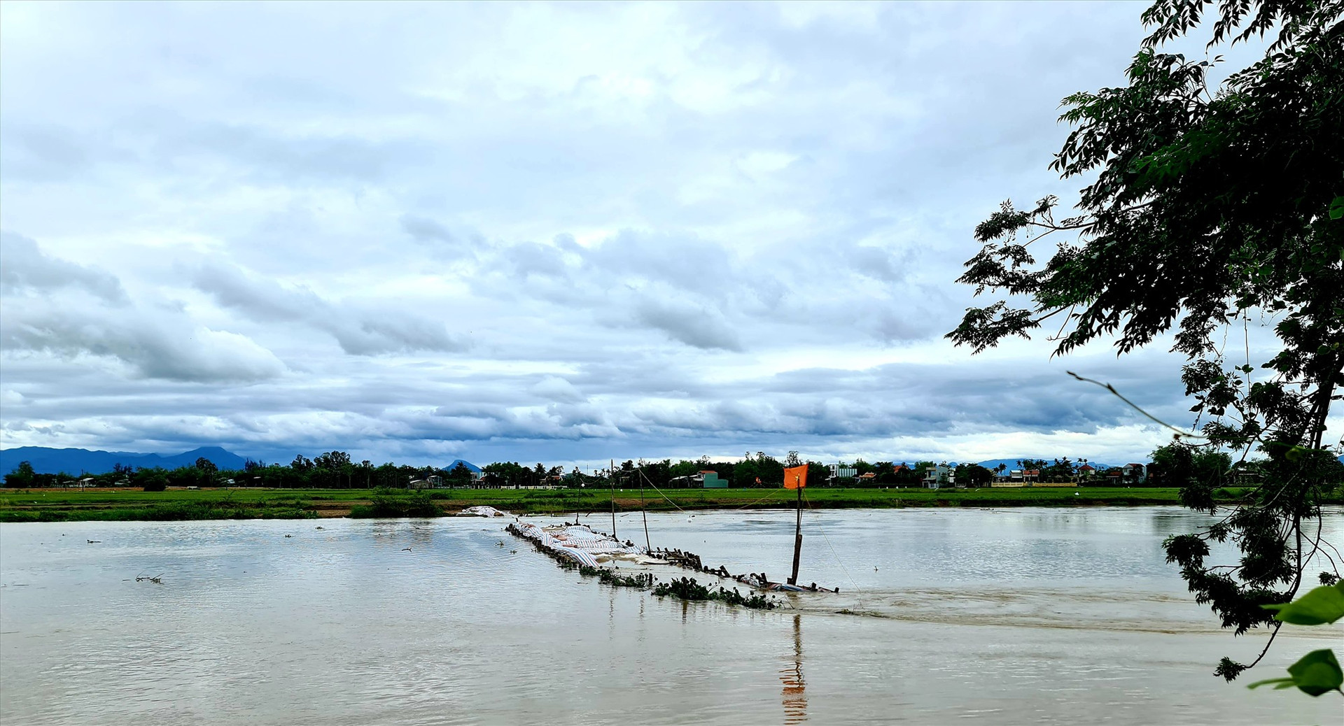 Tuyến đập bổi ngăn mặn - giữ ngọt trên sông Vĩnh Điện (Điện Bàn) bị vỡ vào đêm ngày 1.4, ước tính thiệt hại khoảng 1,5 tỷ đồng. Ảnh: P.V