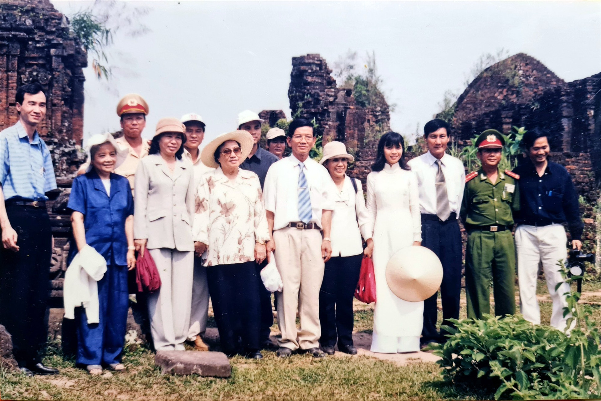 Anh Nguyễn Công Hường (thứ ba từ phải sang) chụp ảnh lưu niệm cùng đoàn khách của Trung ương và tỉnh đến thăm Mỹ Sơn. Ảnh tư liệu