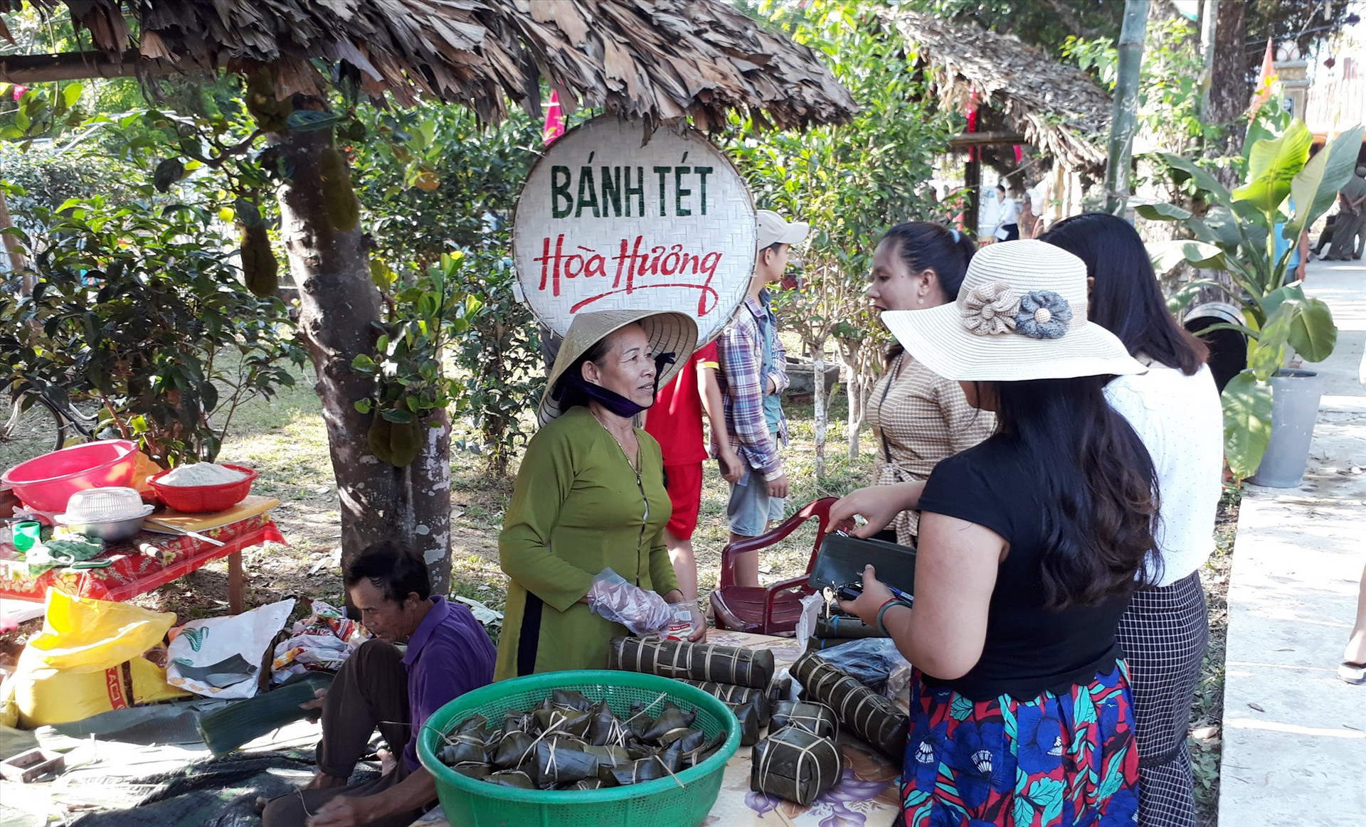 Không gian làng quê với các sản phẩm đặc trưng xứ Quảng cũng là một trong những điểm nhấn của lễ hội.