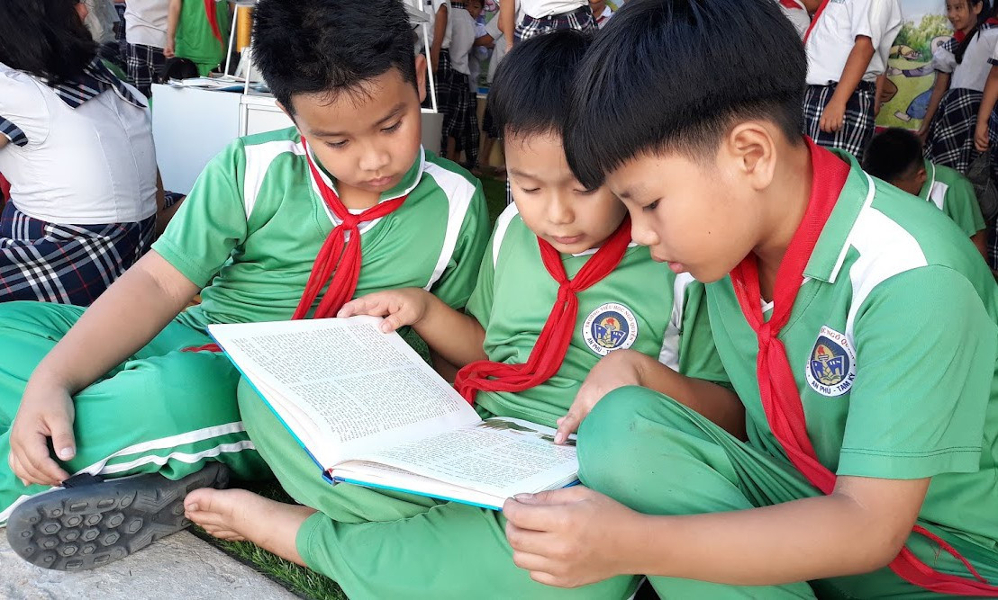 Thói quen đọc sách cần được nuôi dưỡng từ nhỏ. Trong ảnh: Học sinh các trường tiểu học ở Tam Kỳ với trong ngày hội đọc sách, tháng 4.2021. Ảnh: C.N