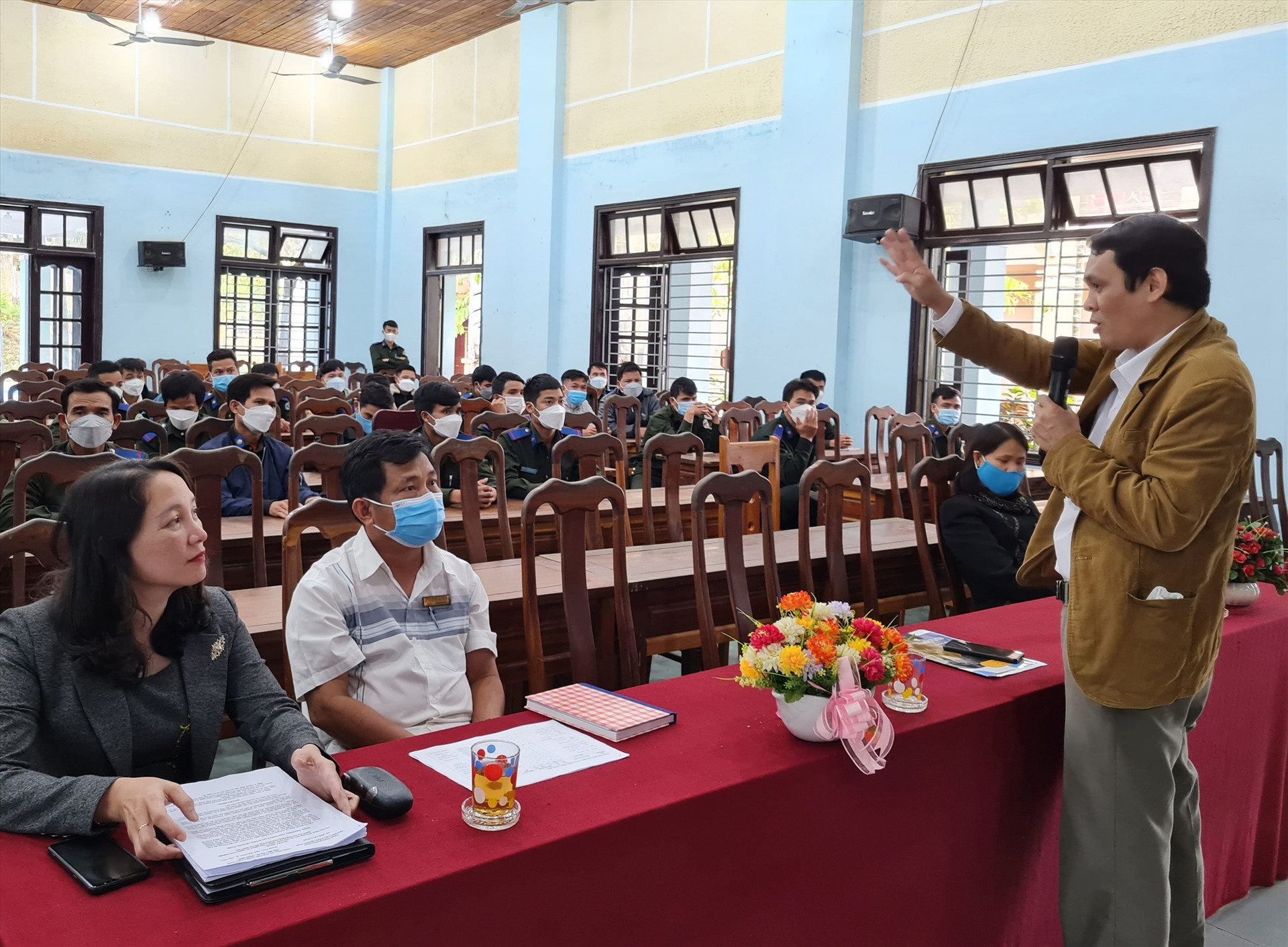 Gần 50 người làm nhiệm vụ bảo vệ rừng tham gia khóa đào tạo chính quy được mở ngay tại huyện Nam Trà My. Ảnh: D.L