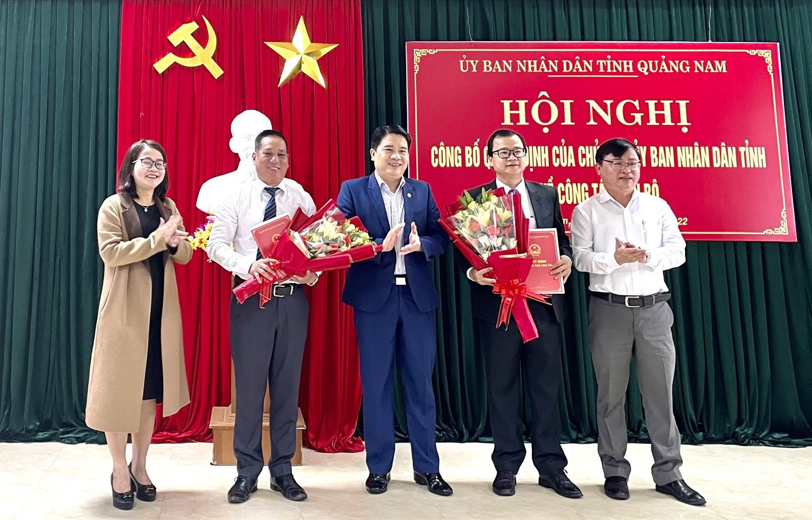 Phó Chủ tịch UBND tỉnh Trần Văn Tân trao quyết định bổ nhiệm ông Lê Ngọc Tường và Văn Bá Sơn.
