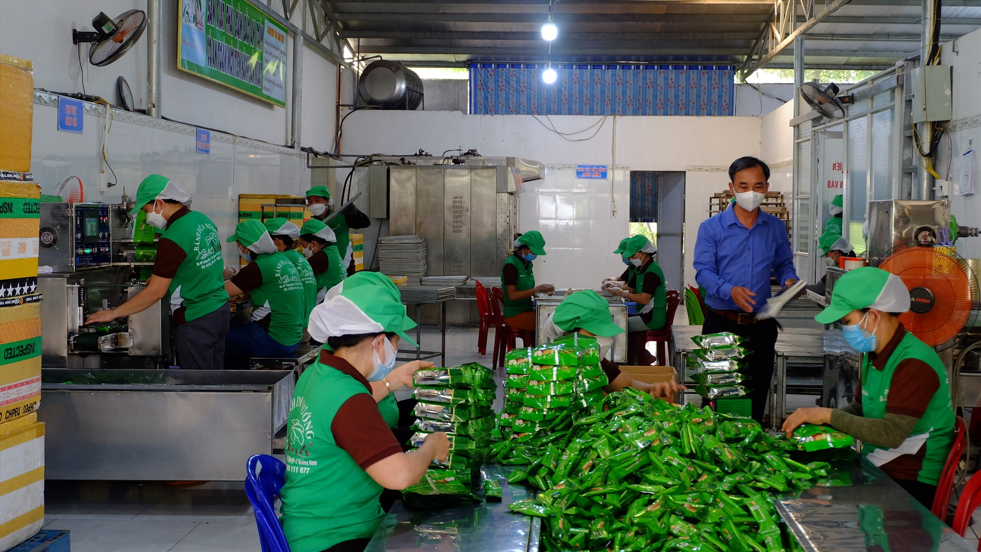 Cơ sở sản xuất bánh dừa nướng Bảo Linh luôn chú trọng đảm bảo an toàn vệ sinh thực phẩm. ẢNH: A.B