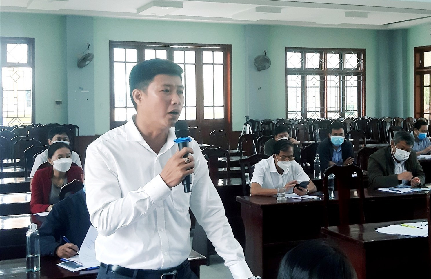 Ông Lê Quang Khánh – Bí thư Đảng ủy xã Quế Phú thông tin về tình hình kinh tế - xã hội của địa phương và nêu một số kiến nghị. Ảnh: VĂN SỰ