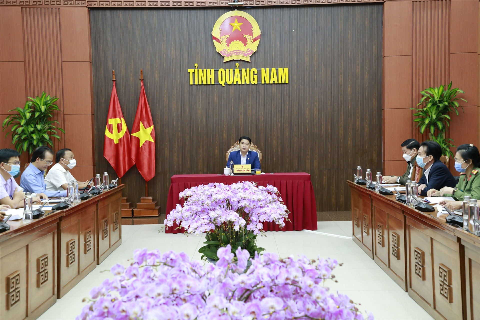 Phó Chủ tịch UBND tỉnh Trần Văn Tân chủ trì buổi làm việc. Ảnh: T.C