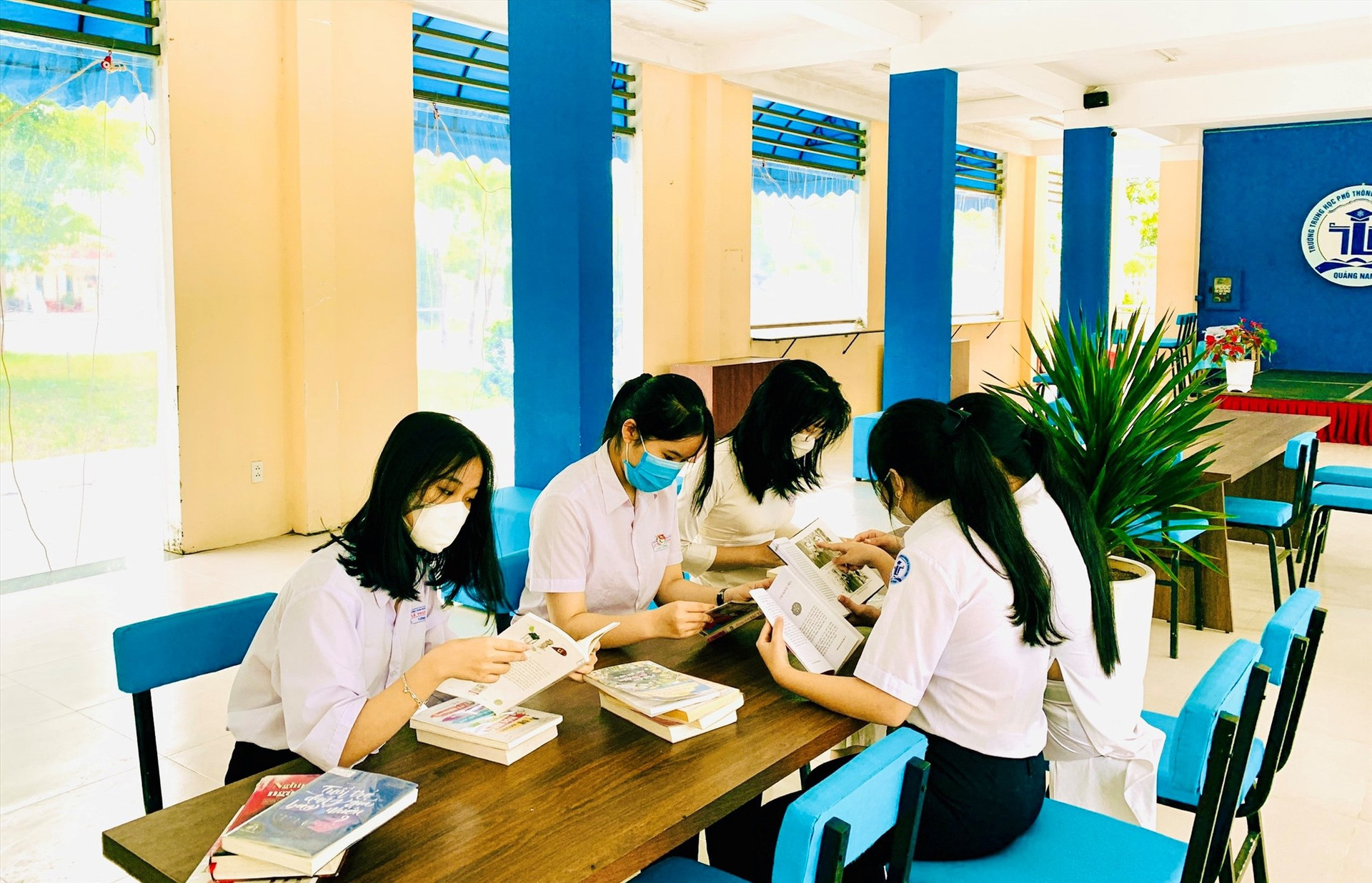 Cuộc thi “Cùng đọc sách” góp phần lan tỏa văn hóa đọc. Trong ảnh: Không gian đọc tại Trường THPT chuyên Lê Thánh Tông (Hội An). Ảnh CLBTT