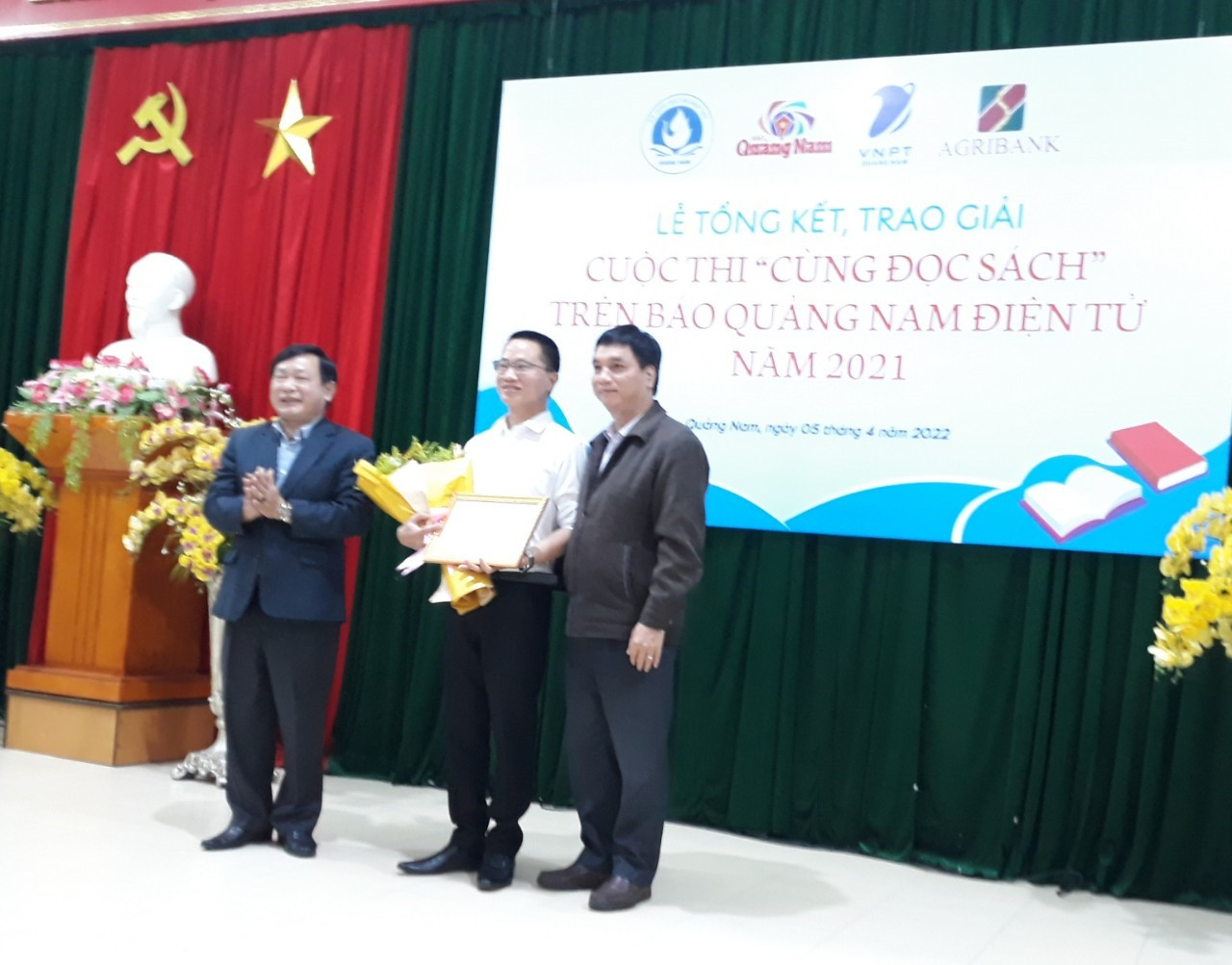 Tác giả Tăng Văn Chung (Trường THPT Nguyễn Duy Hiệu, Điện Bàn) đoạt giải nhất chung cuộc. Ảnh: C.N