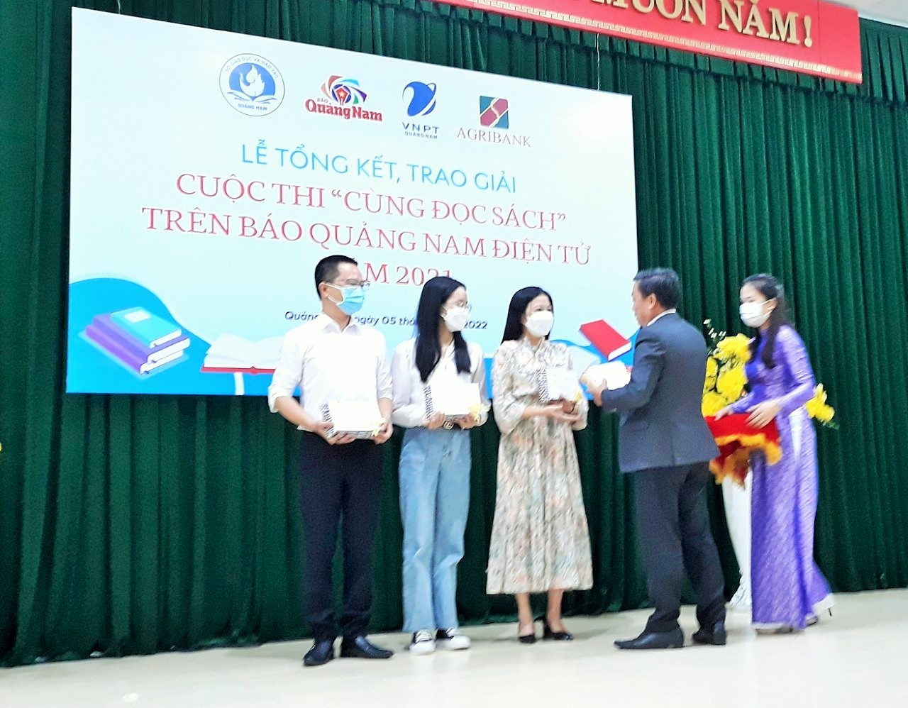 Giám đốc NXB Đà Nẵng tặng sách các tác giả đoạt giải nhất. Ảnh: C.N