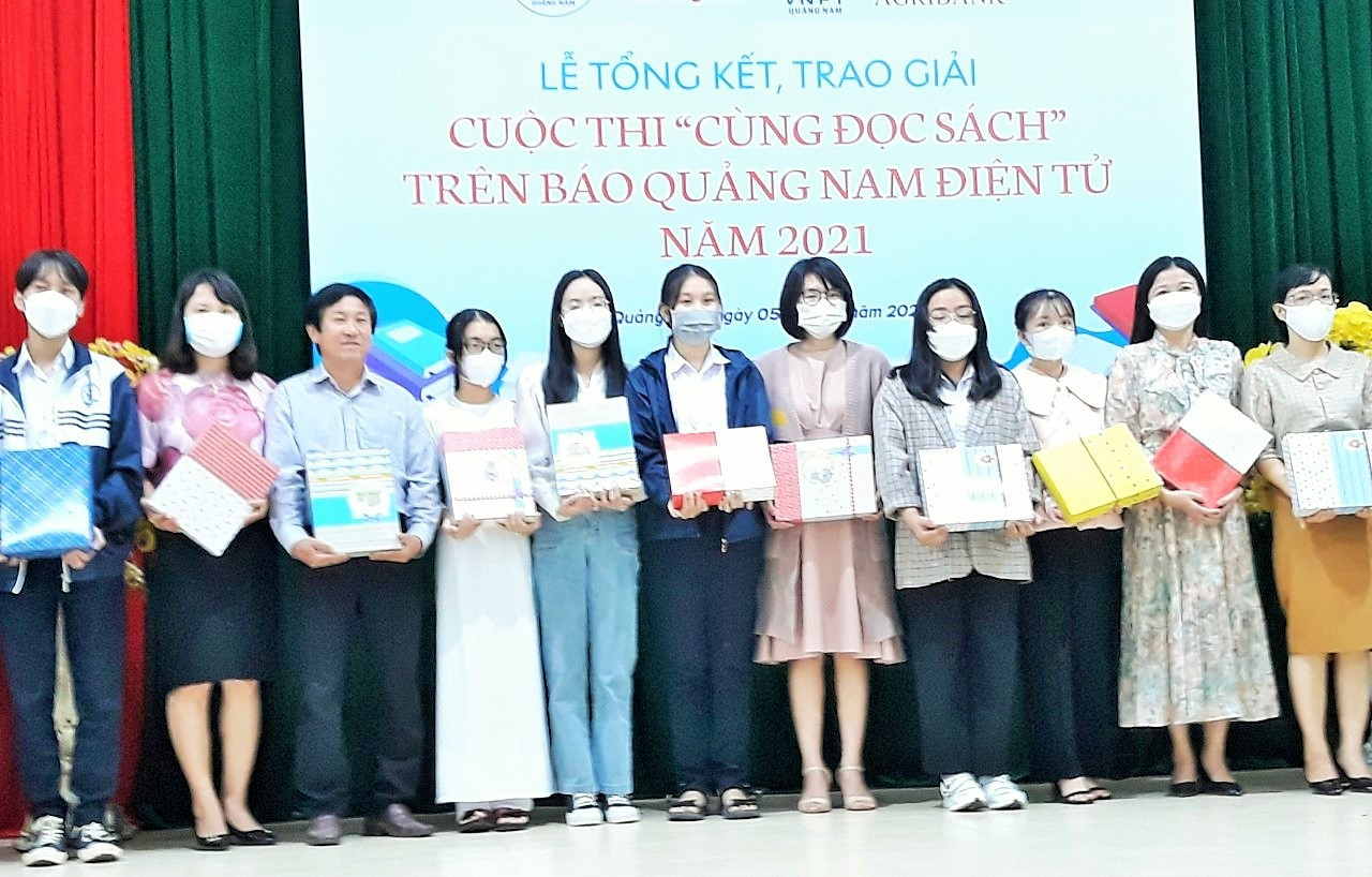 Các tác giả có bài dự thi đăng trên báo Quảng Nam điện tử nhận quà tặng từ Ban tổ chức và nhà tài trợ. Ảnh: C.N