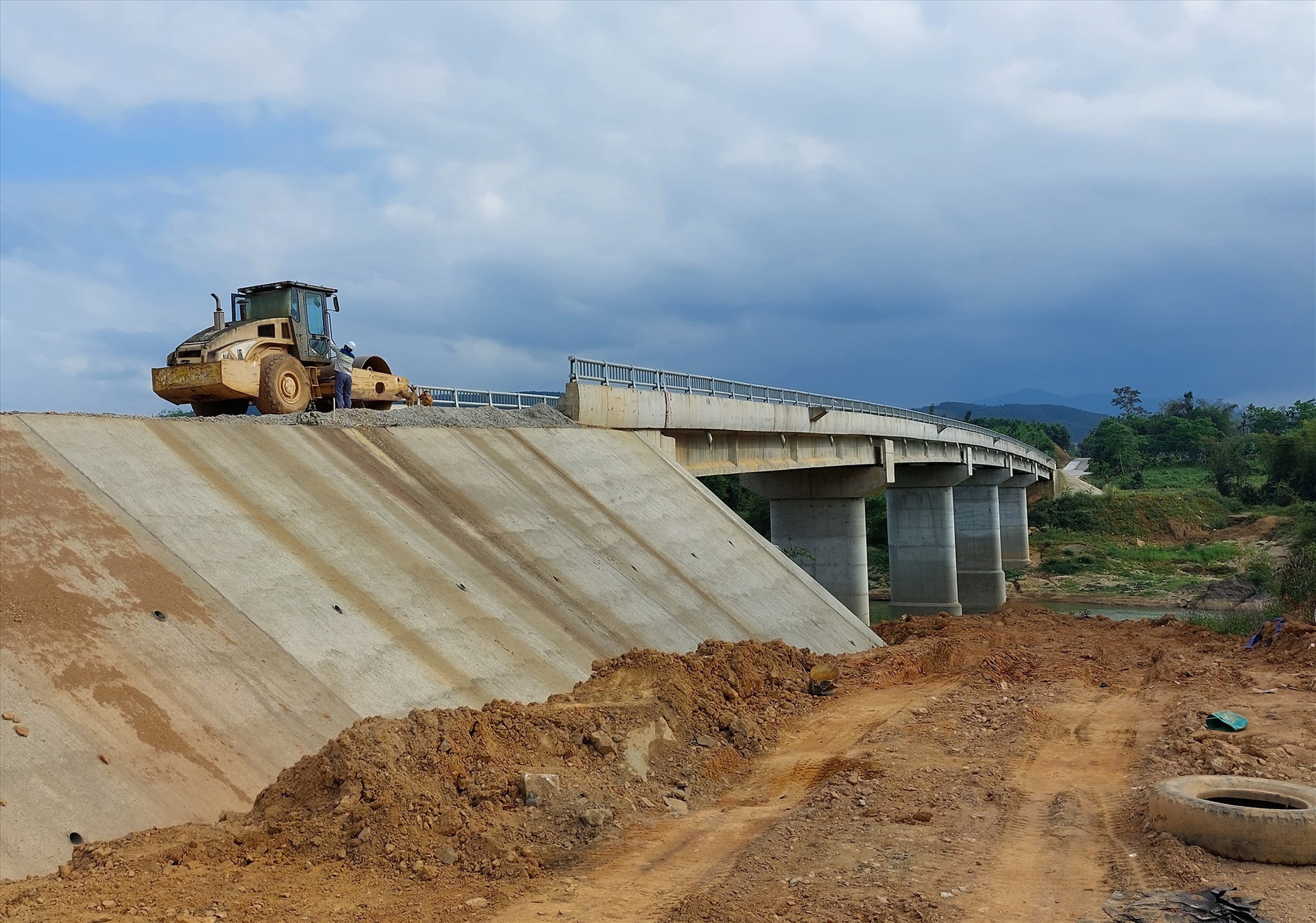 Huyện Hiệp Đức đang khẩn trương hoàn thành các công trình, phần việc chào mừng kỷ niệm 50 năm giải phóng huyện. Trong ảnh, công trình cầu Sông Khang đang thi công hoàn thiện. Ảnh: V.M