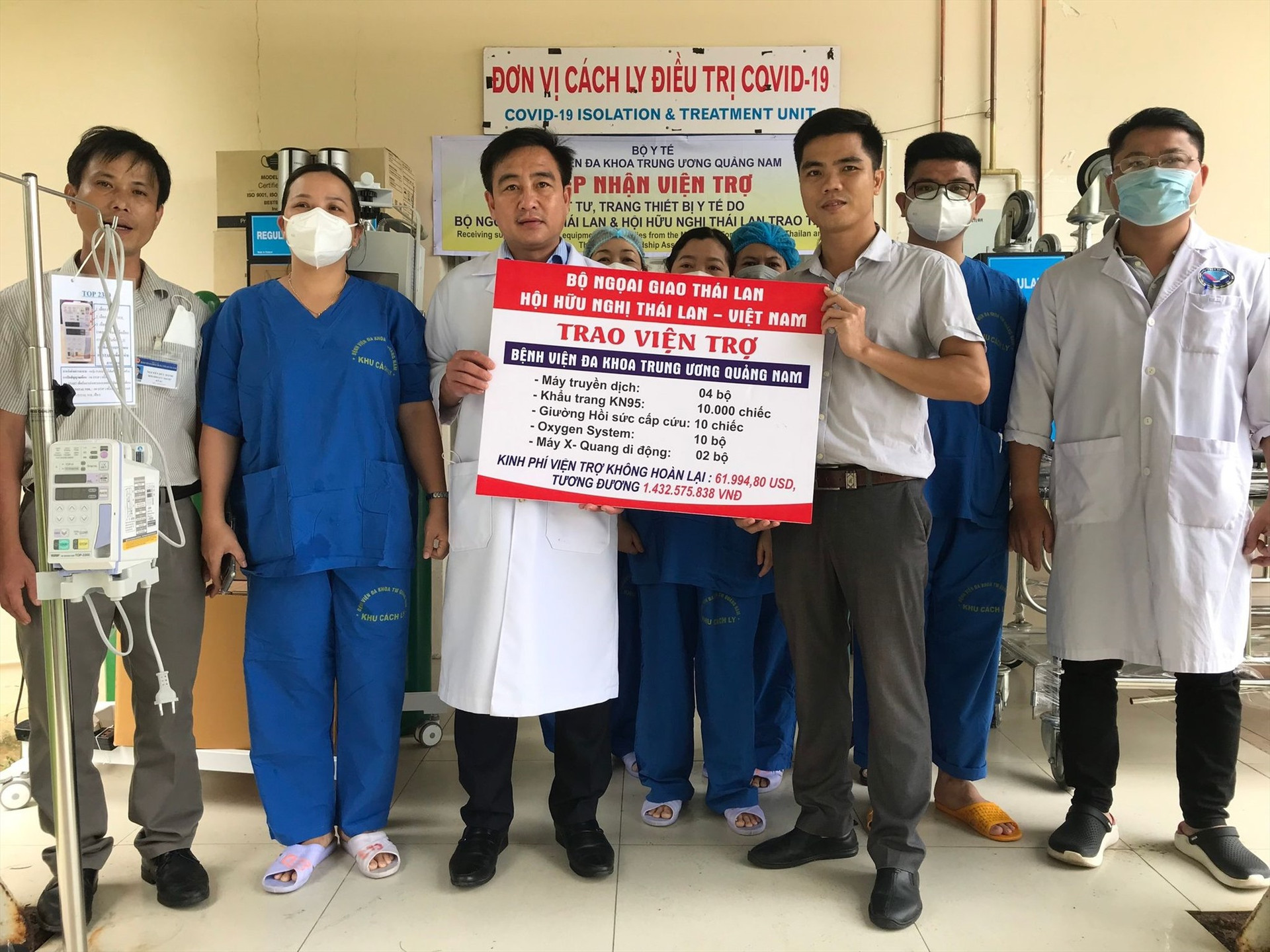 Thái Lan trao tặng vật tư y tế chống dịch cho Bệnh viện Đa khoa Trung ương Quảng Nam. Ảnh: L.P.T