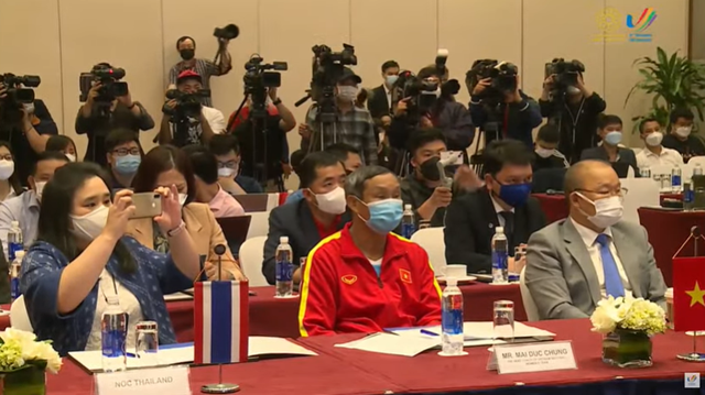 HLV Mai Đức Chung và HLV Park Hang-seo tại lễ bốc thăm chia bảng môn bóng đá SEA Games 31. Ảnh cắt từ video