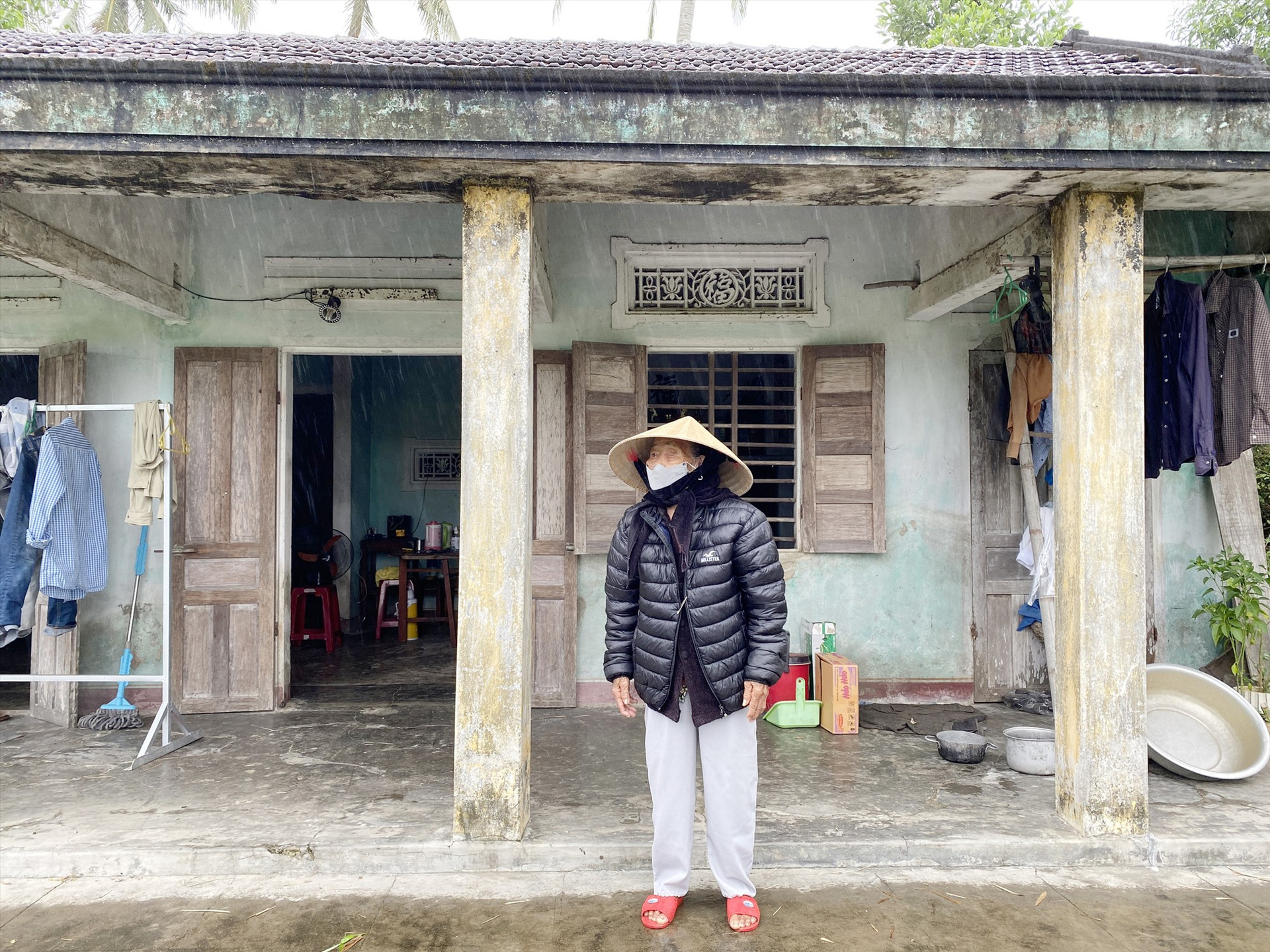Ngôi nhà cấp bốn lụp sụp ẩn mình trong ngõ của bà Nguyễn Thị Chinh (thôn Tiên Xuân 2, Tam Anh Nam).