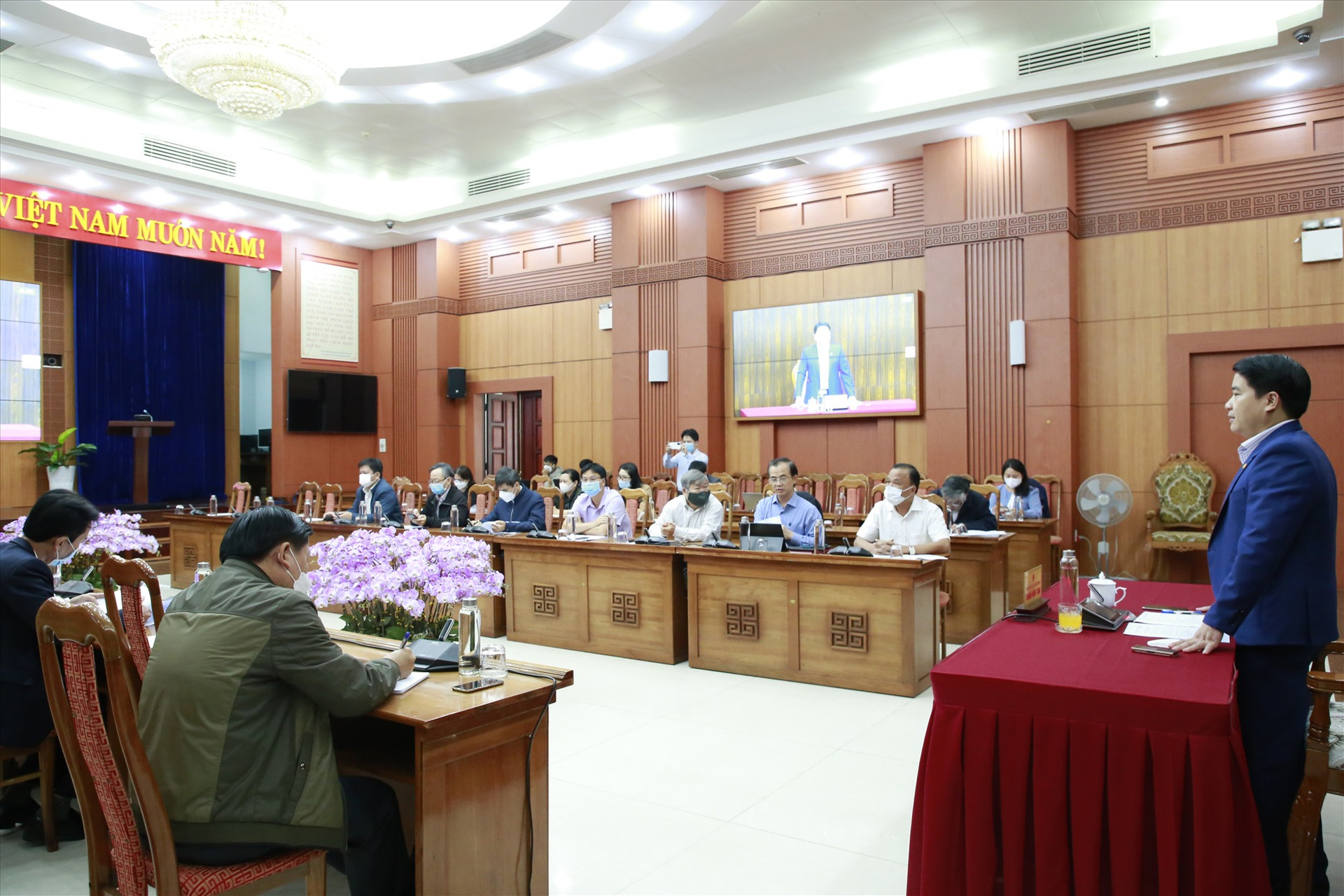 Phó Chủ tịch UBND tỉnh Trần Văn Tân chủ trì hội nghị trực tuyến. Ảnh: T.C