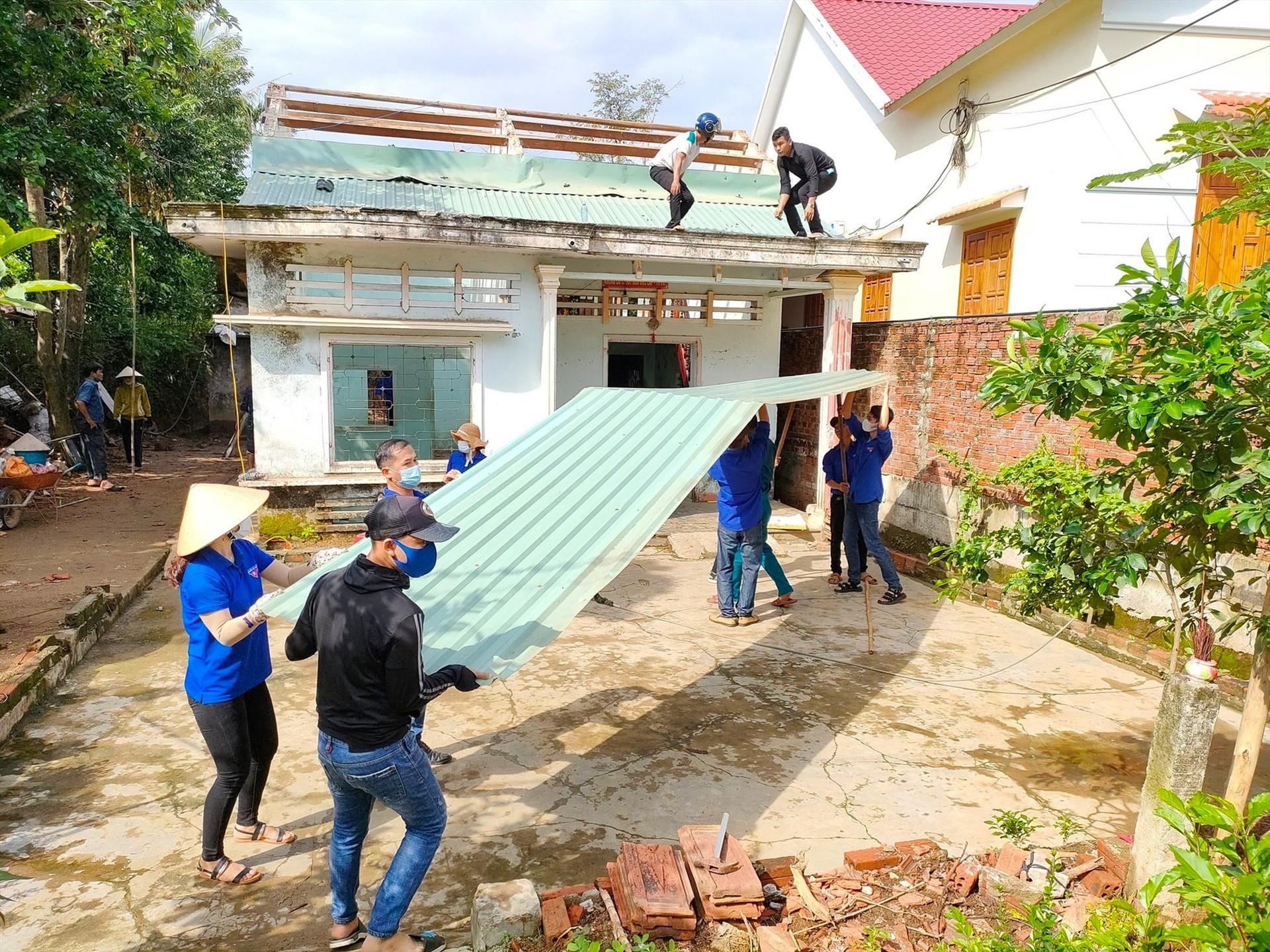 Thanh niên Hiệp Đức giúp dân sửa chữa nhà cửa. Ảnh: CTV