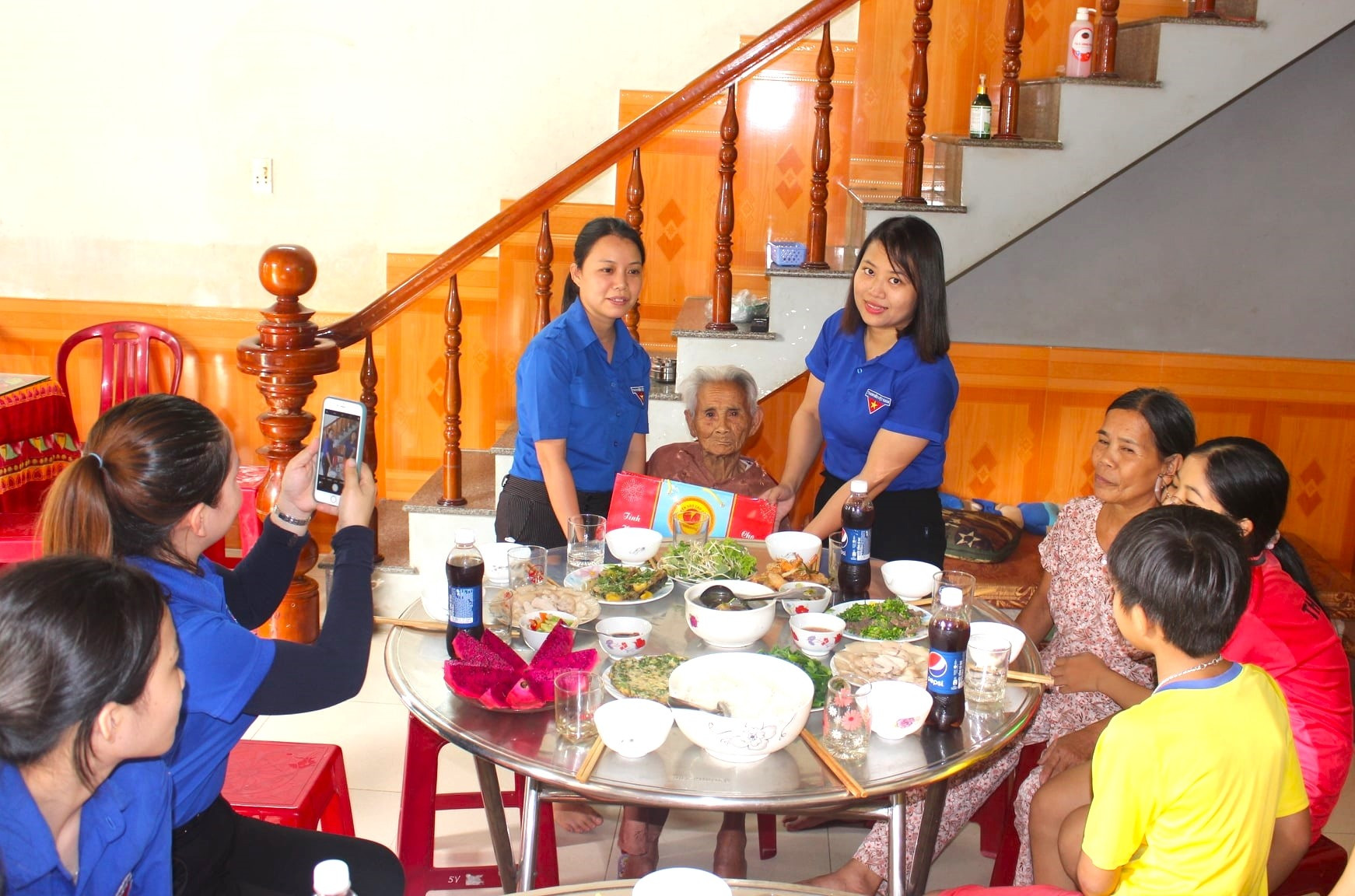 Huyện đoàn Hiệp Đức tổ chức chương trình Bữa cơm đoàn viên tại nhà Mẹ Việt Nam anh hùng. Ảnh: CTV