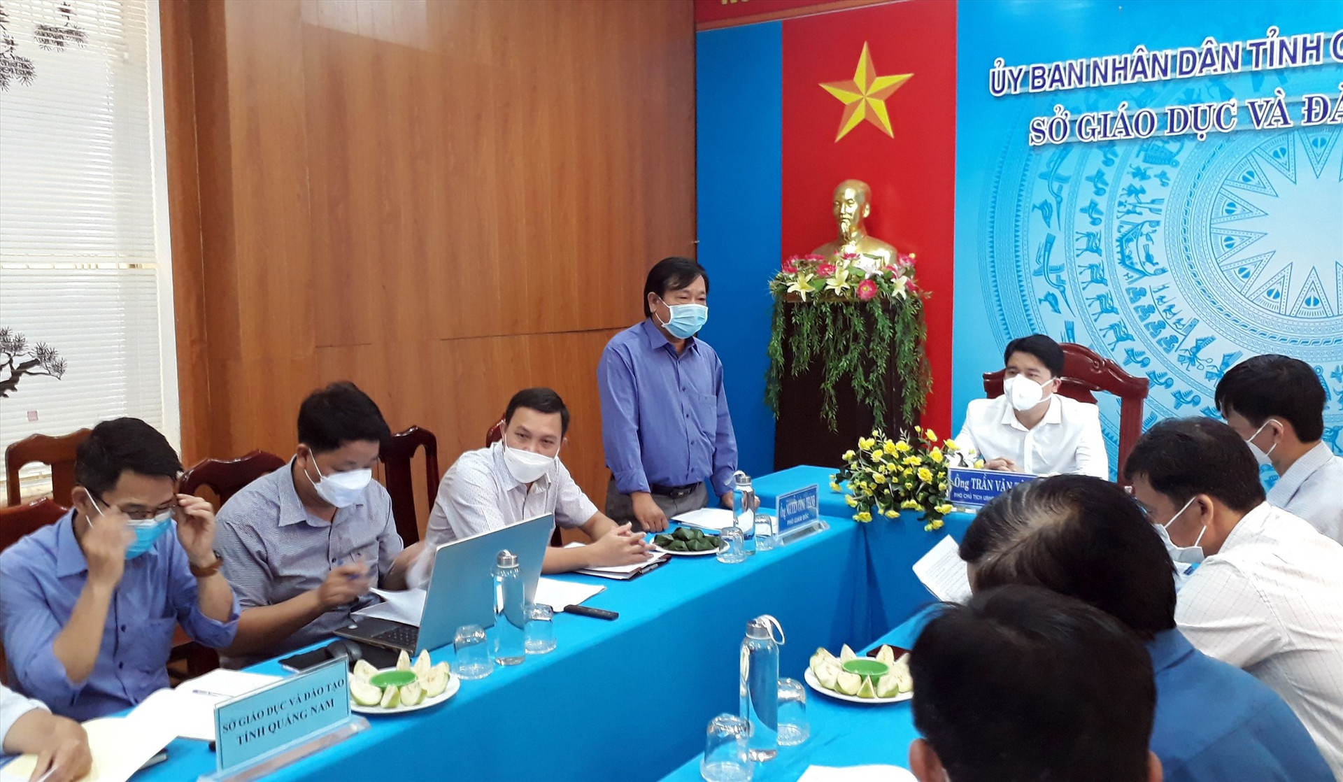 Phó Giám đốc Sở GD-ĐT Nguyễn Công Thành báo cáo với UBND tỉnh những khó khăn trong việc tuyển dụng con người tại sở. Ảnh: X.P