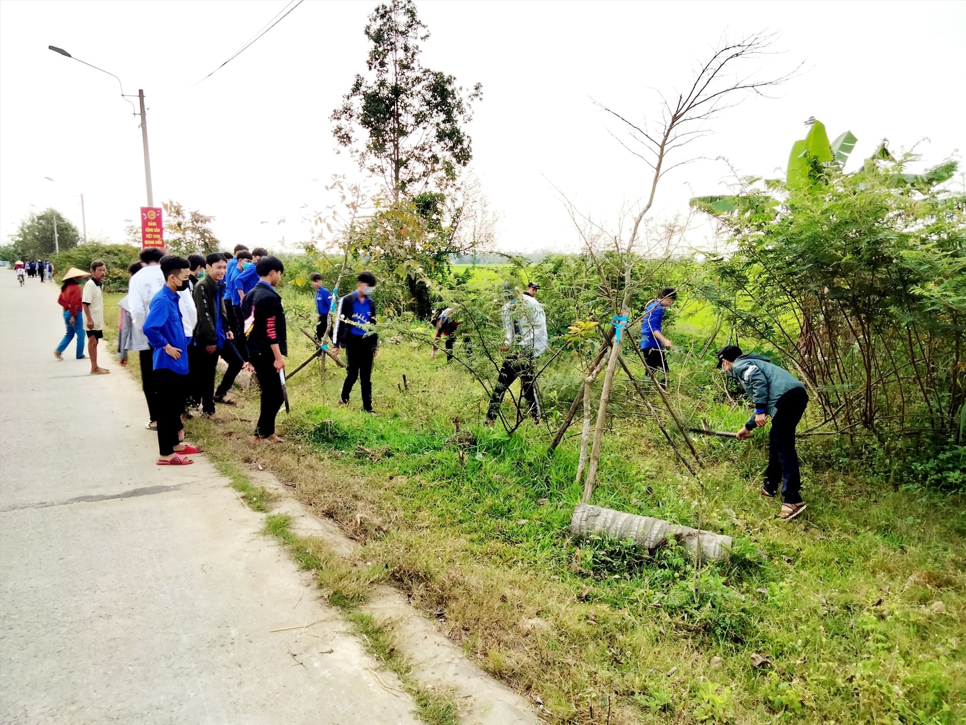 Đoàn viên thanh niên xã Duy Thành tích cực tham gia dọn vệ sinh môi trường. Ảnh: T.P