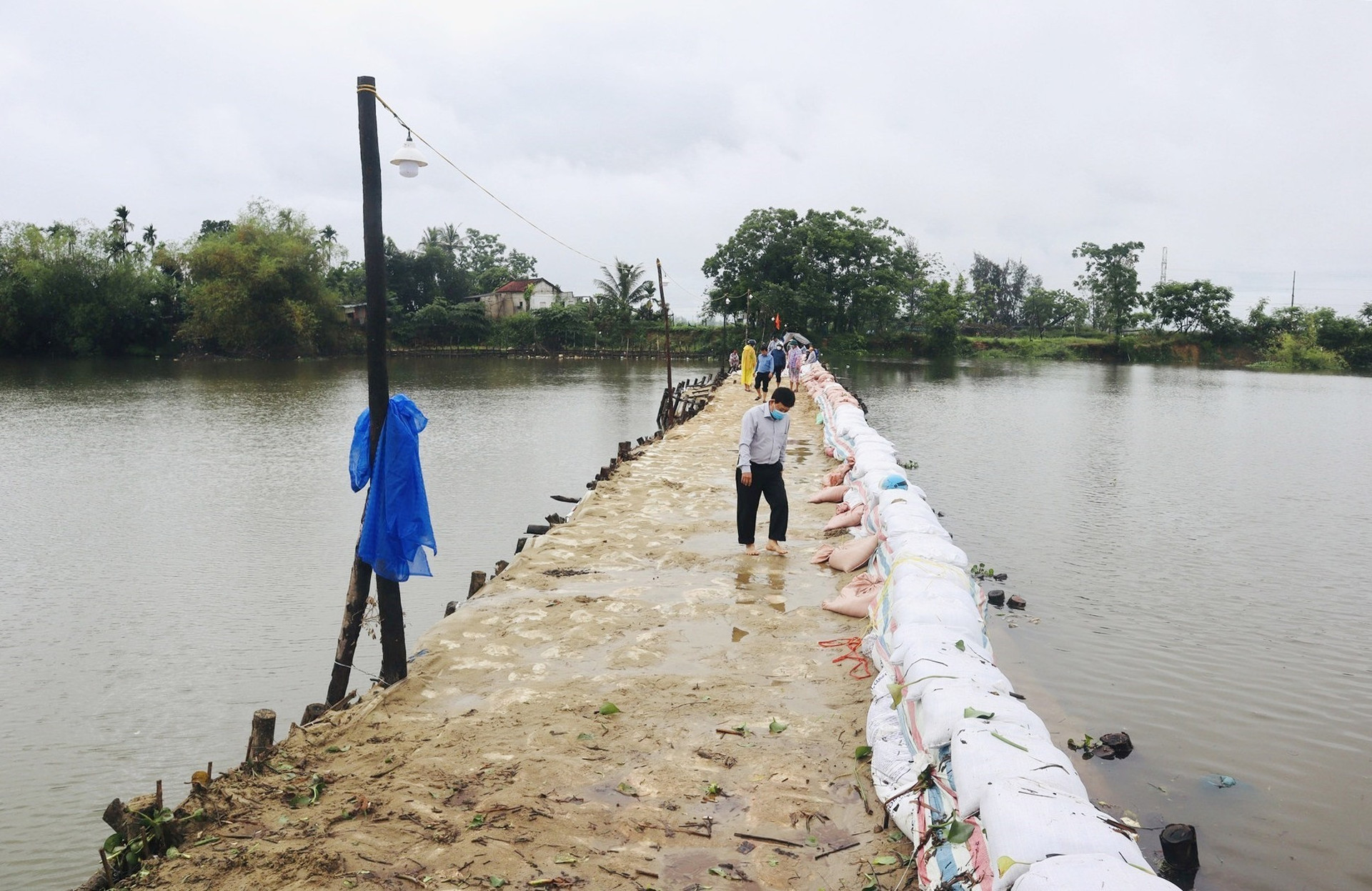 Đập tạm ngăn mặn trên sông Vĩnh Điện trước thời điểm bị vỡ. Ảnh: Q.T